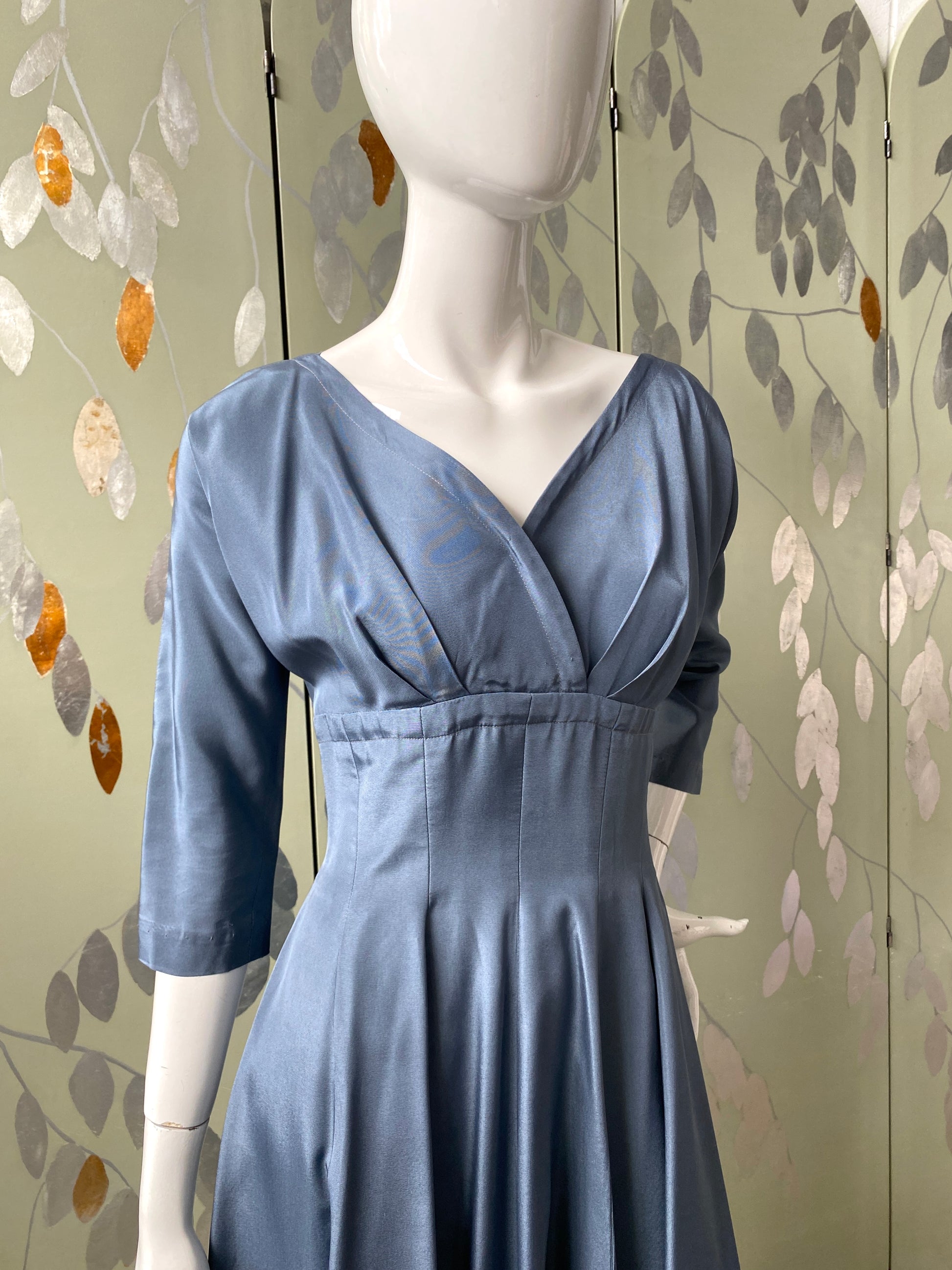 1950's Fine French Lace Cocktail Dress in Cobalt Blue By Gothe' / Wais –  Xtabay Vintage