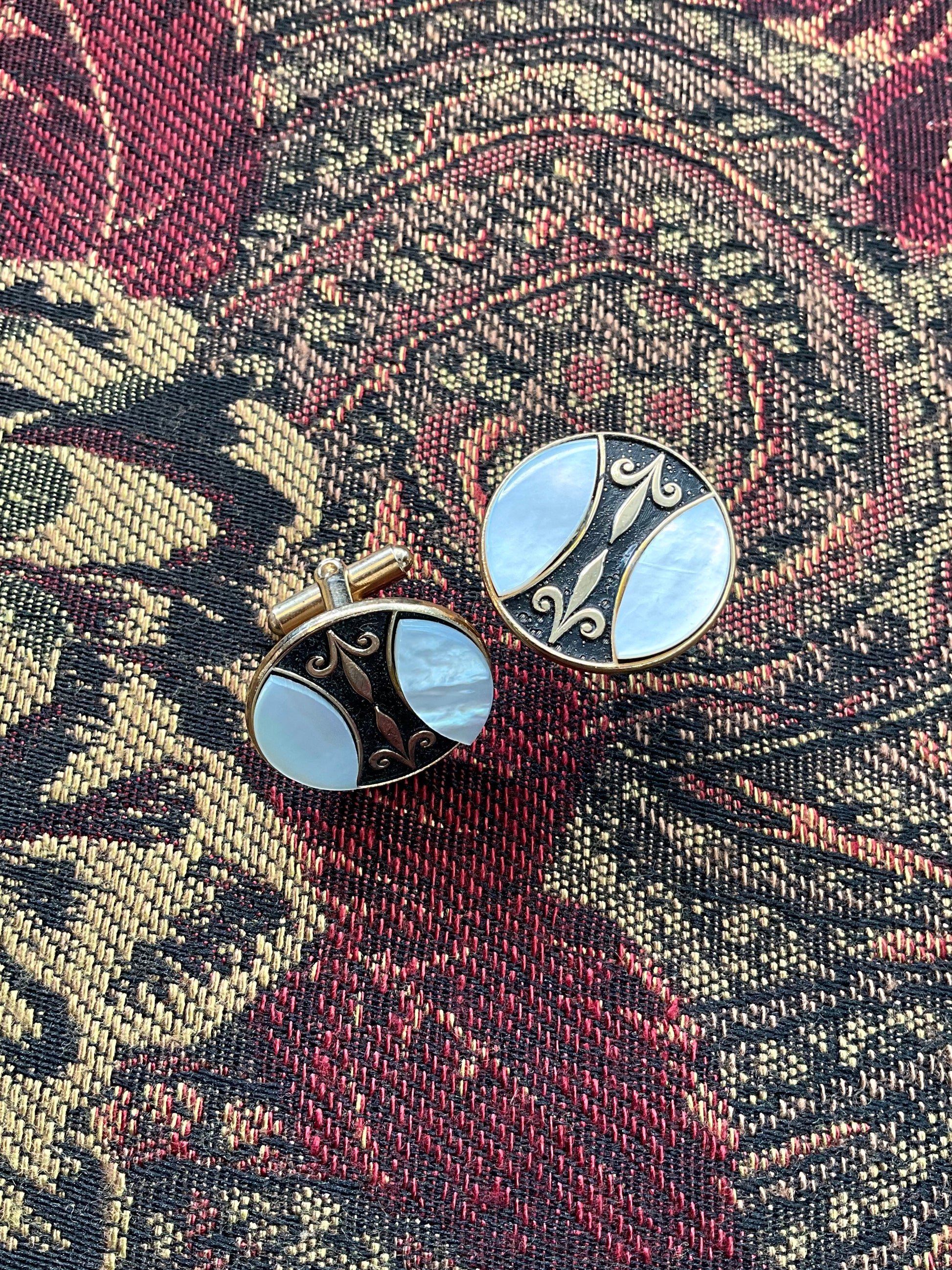 Vintage 1960s Round Mother of Pearl Gold Tone Cufflinks 