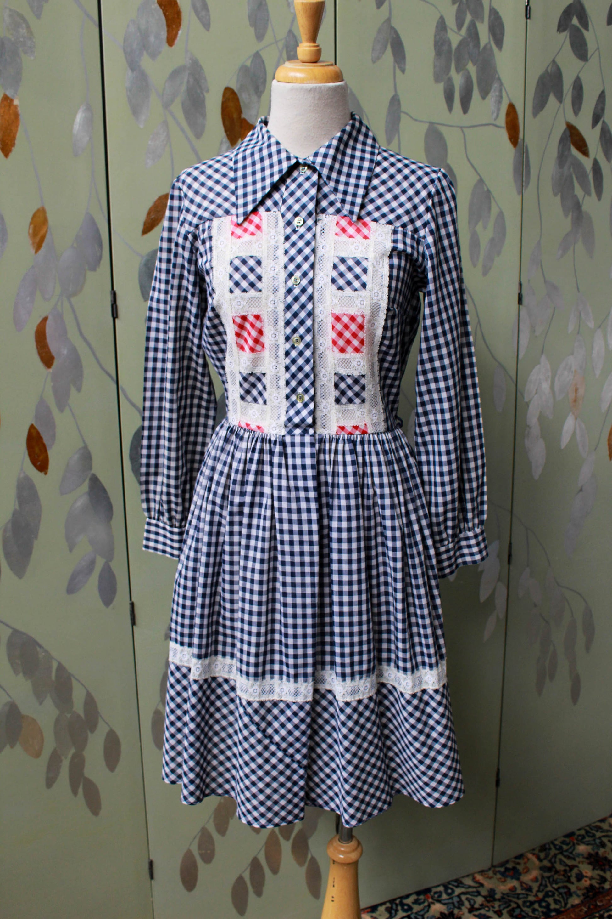 1970s blue white gingham cotton cowgirl dress gathered skirt, button up front with large 70s collar, long sleeve