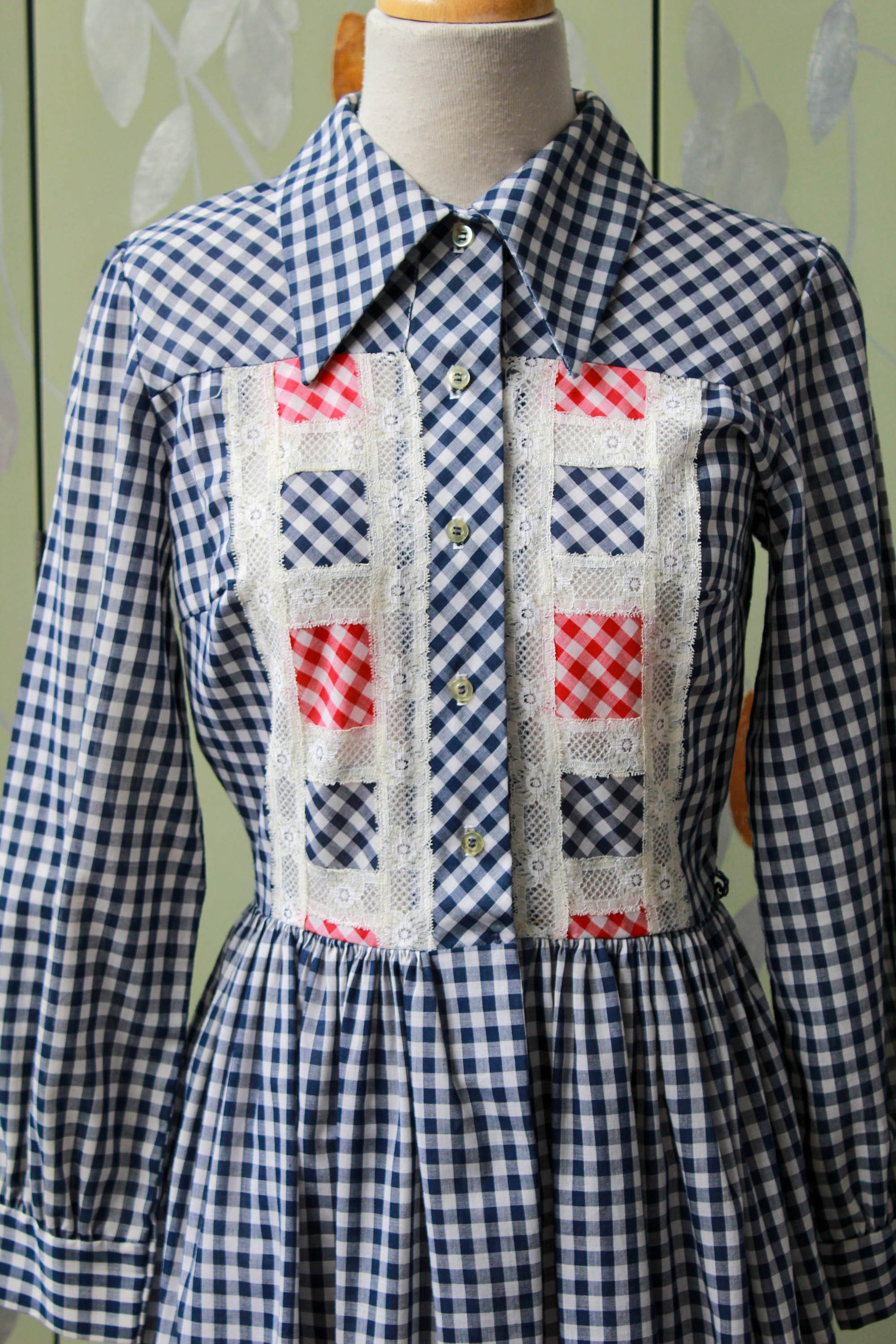 1970s blue white gingham cotton cowgirl dress gathered skirt, button up front with large 70s collar, long sleeve