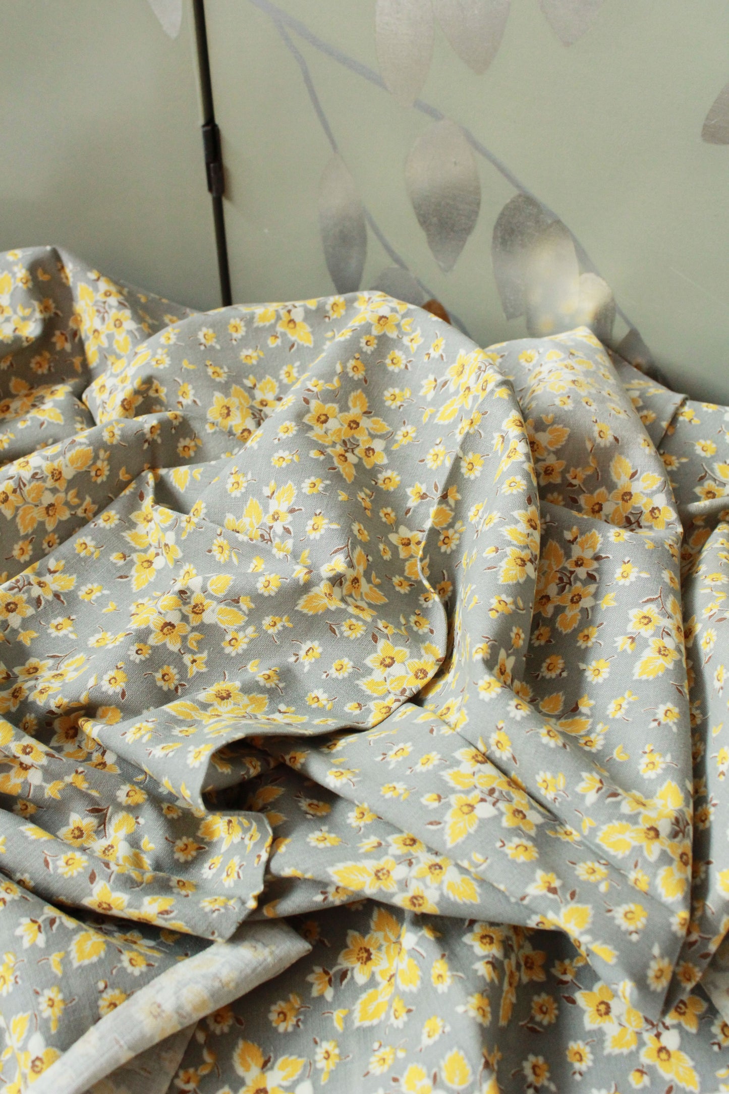 1940s Floral Feedsack, Grey/Yellow/White, Vintage 1940s Fabric, Summer Floral Fabric