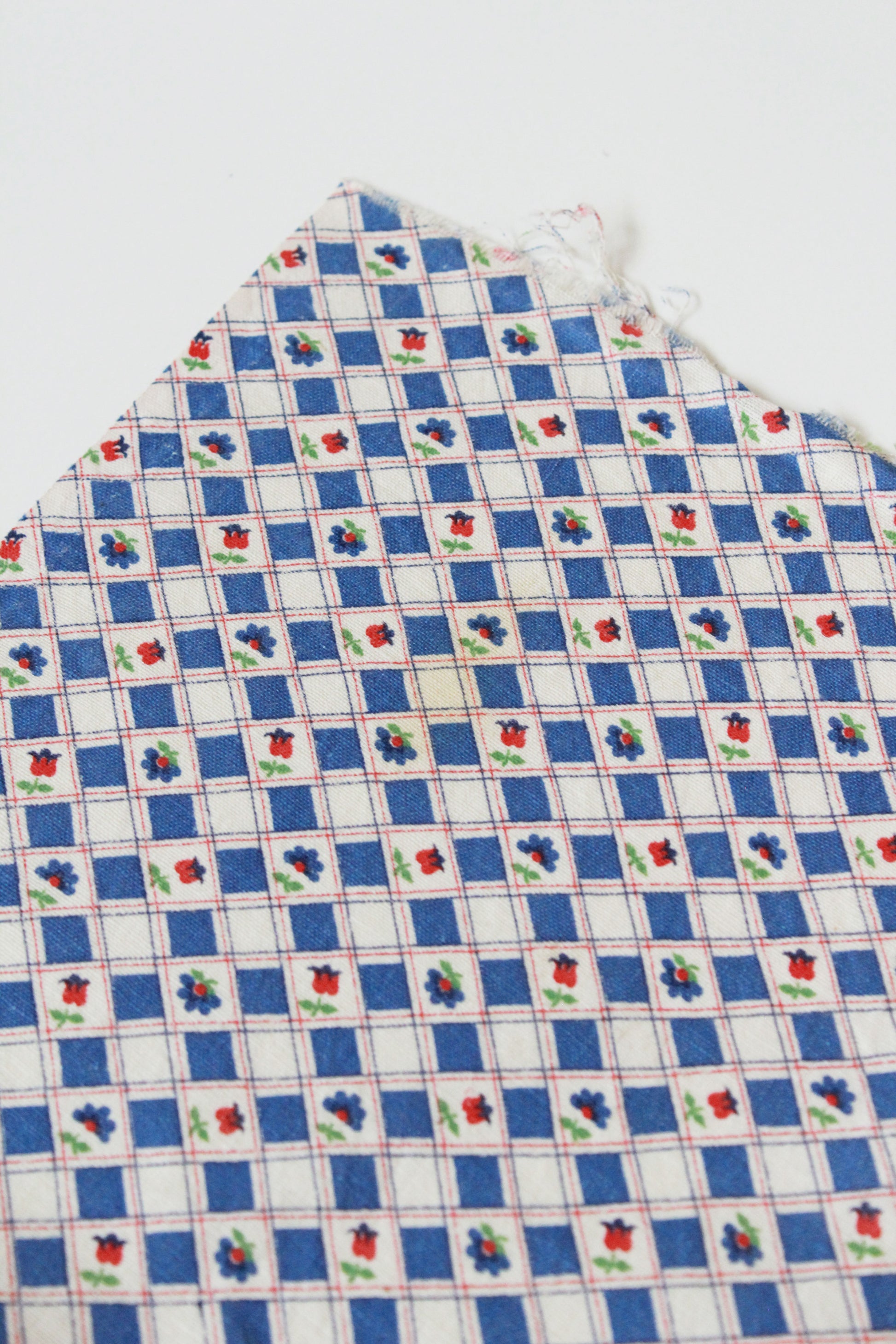 Vintage 1940s Feedsack, Blue and White Floral with Tulips, 1940s Checkered fabric, Vintage Summer Fabric