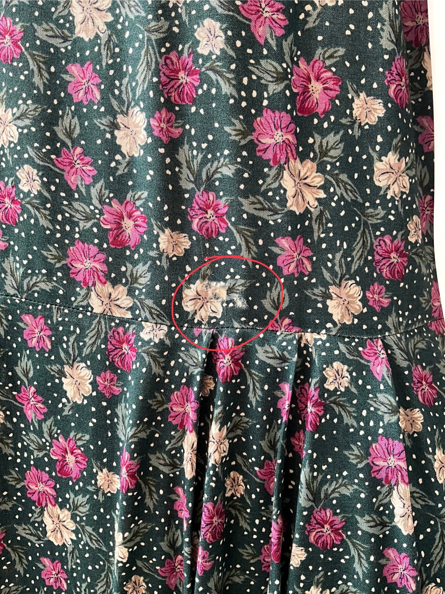 Floral patterned fabric with a red circle highlighting an imperfection.