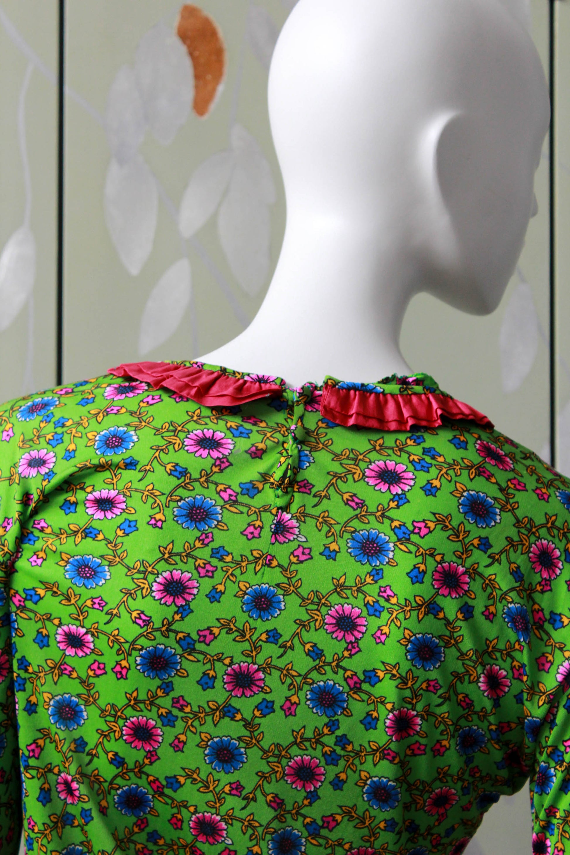 1960s 70s green pink floral print silk jersey blouse with three quarter sleeves and pink ruffle collared, by salterio made in Italy