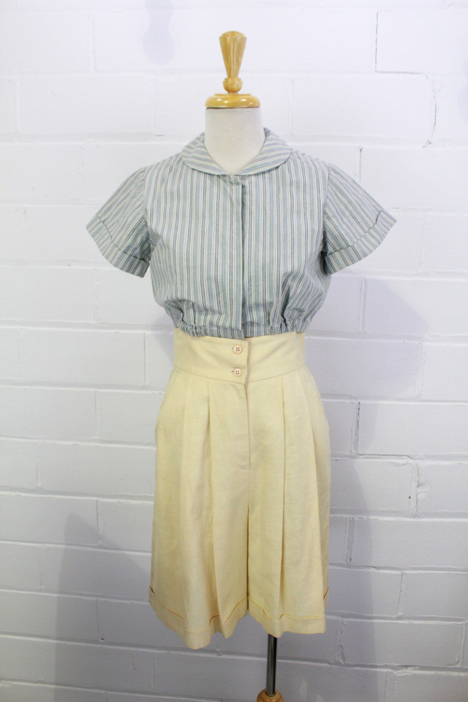 Vintage 1980s Cream Linen Bermuda Dress Shorts, Minimalist Business Casual Shorts, Size 27" Waist