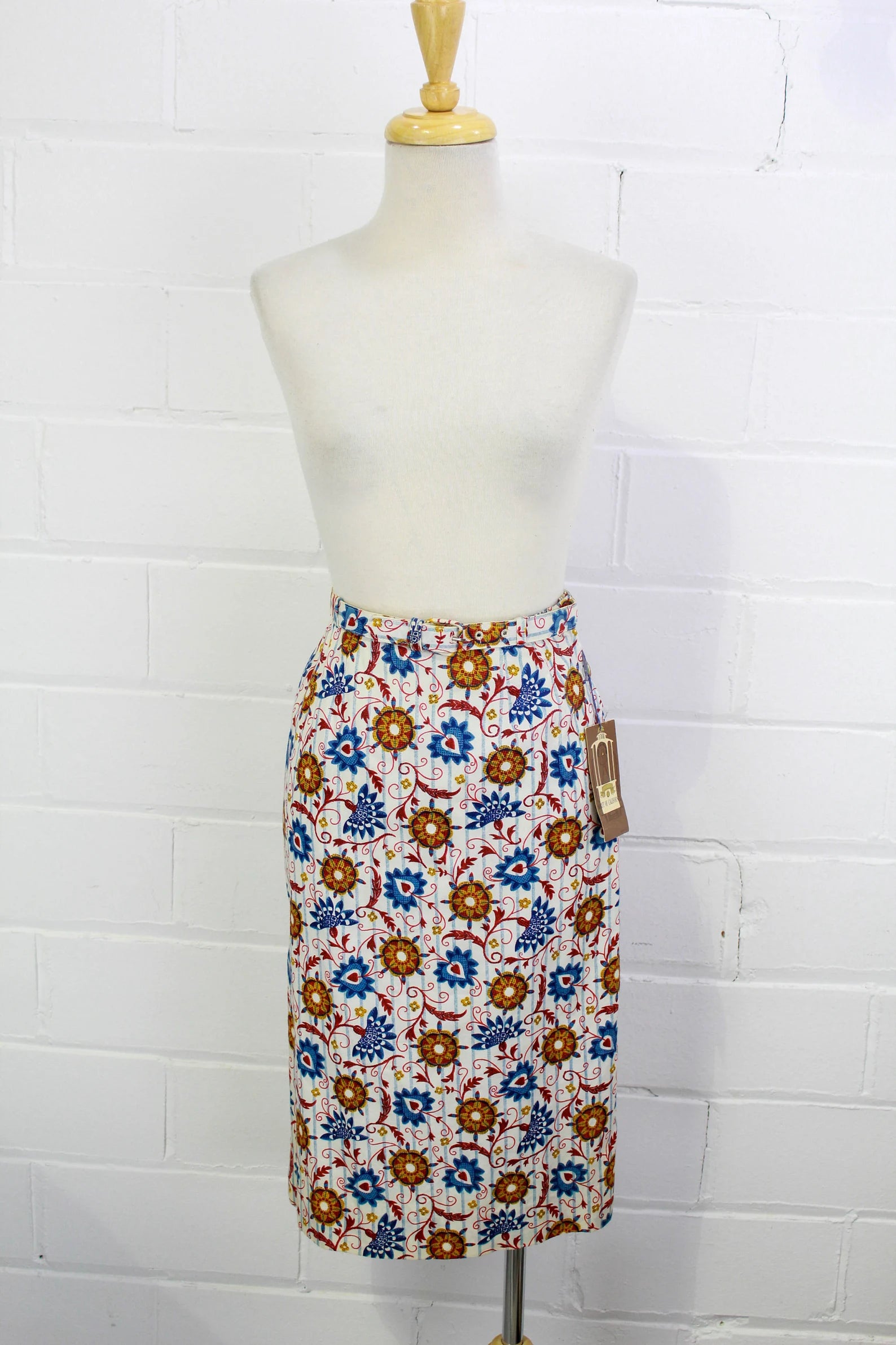 Vintage 1950s Deadstock Koret White Novelty Print Floral Cotton Pencil Skirt, XS