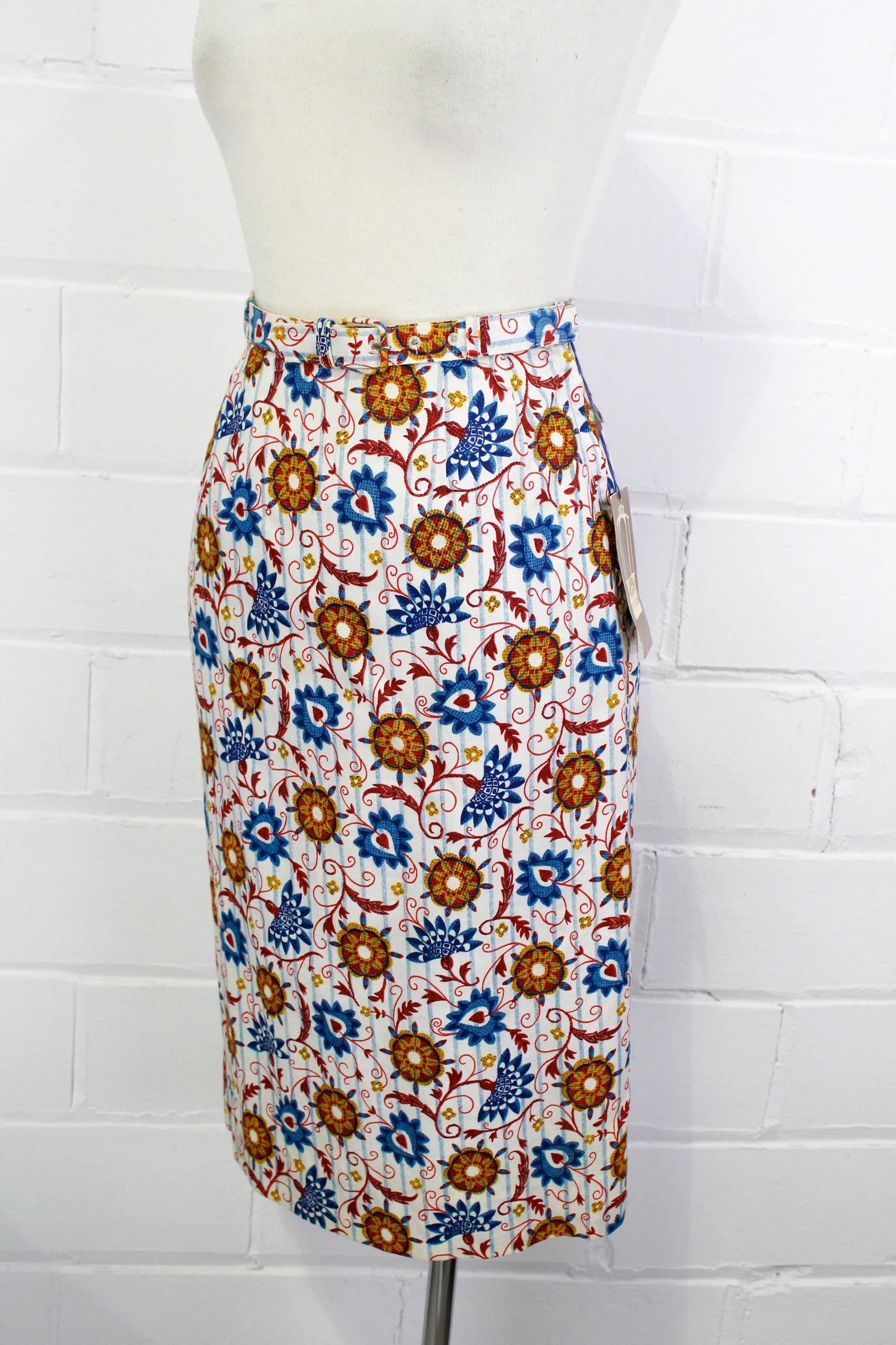 Vintage 1950s Deadstock Koret White Novelty Print Floral Cotton Pencil Skirt, XS