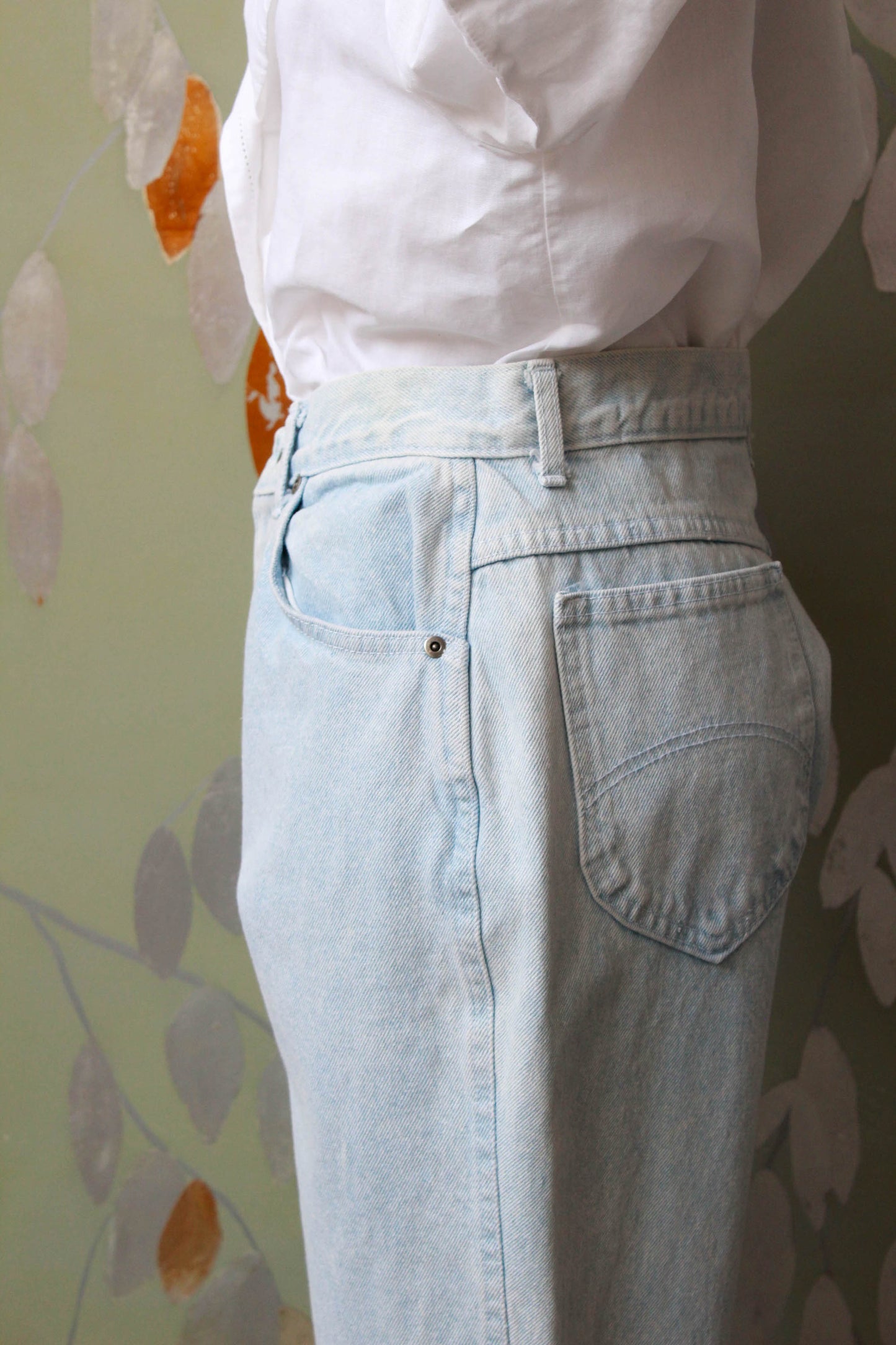 1990s chic denim jeans bleached out light blue wash high waisted 5 pocket design 100% cotton tapered leg high waisted jeans