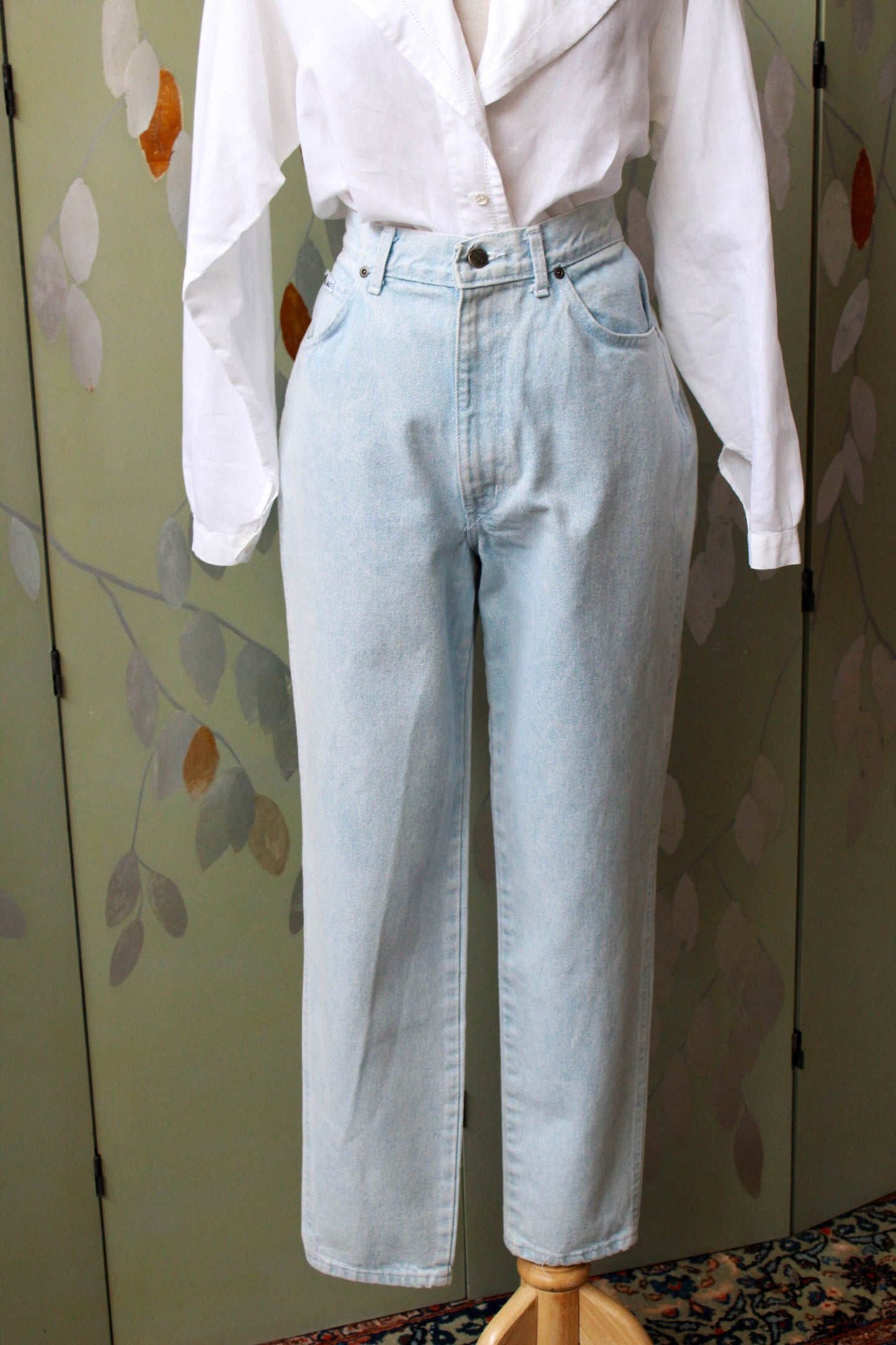 1990s chic denim jeans bleached out light blue wash high waisted 5 pocket design 100% cotton tapered leg high waisted jeans