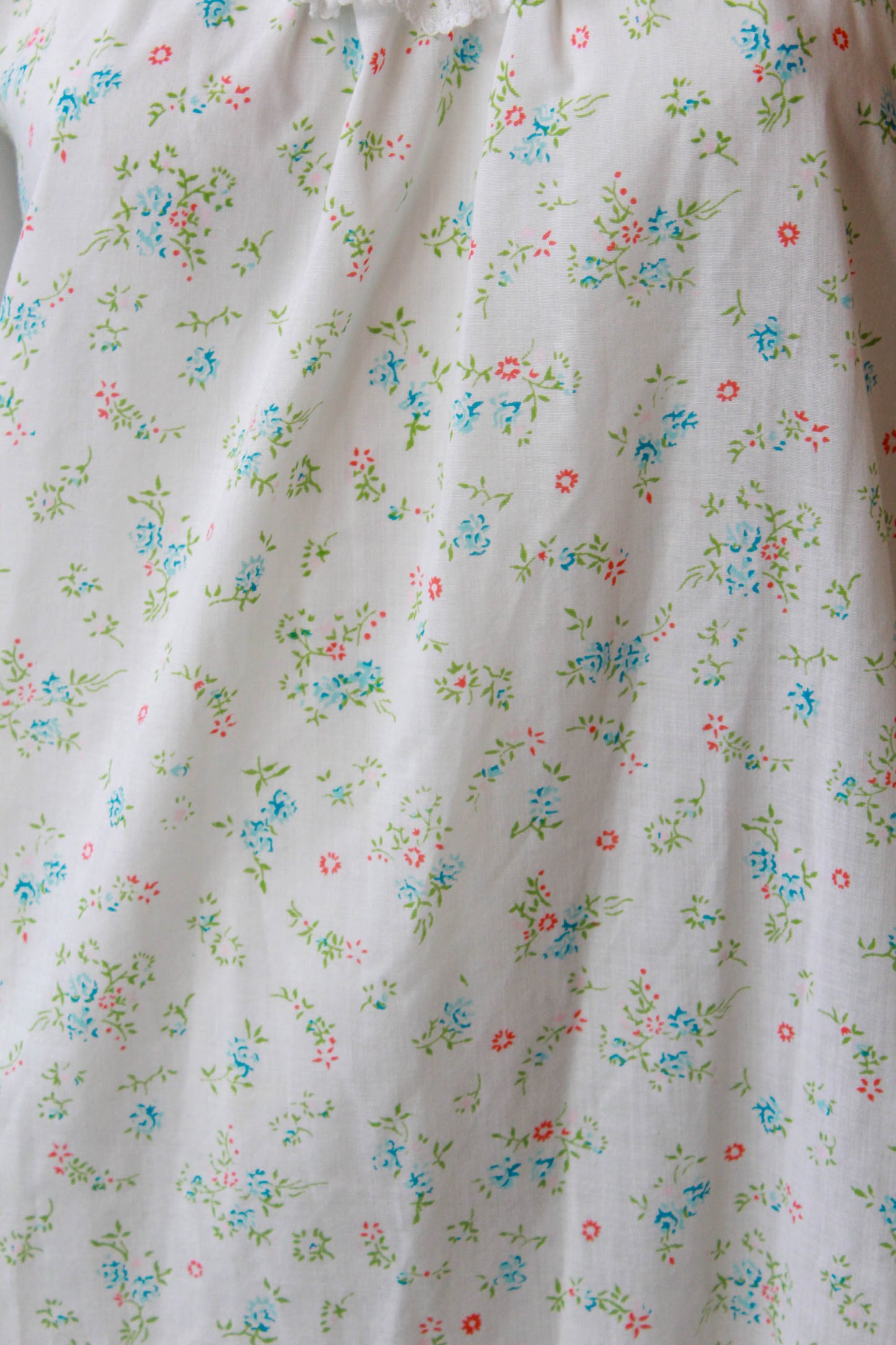 1970s White Floral Print Maxi Night Gown, Lace Ruffle Neckline, M/L