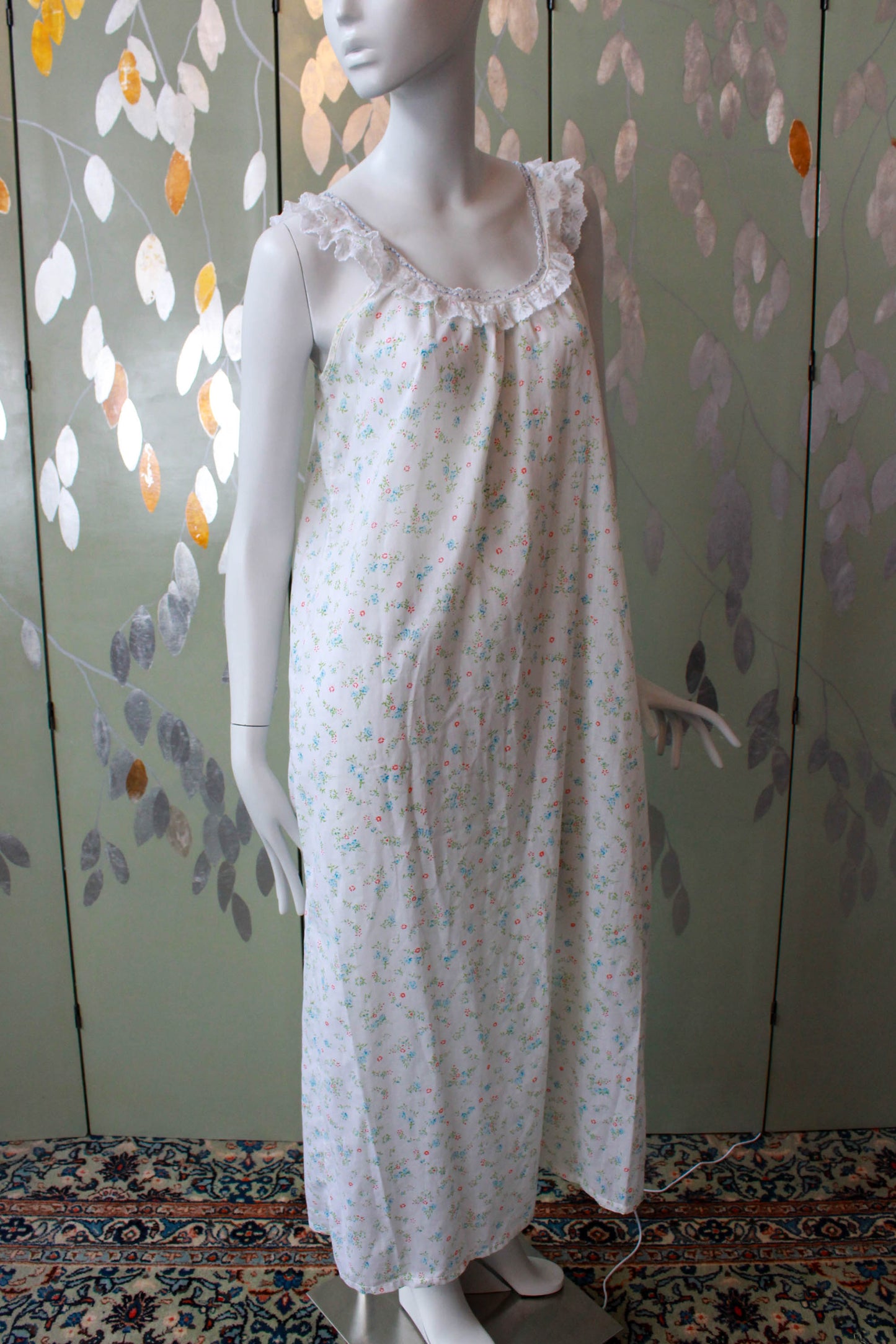 1970s White Floral Print Maxi Night Gown, Lace Ruffle Neckline, M/L