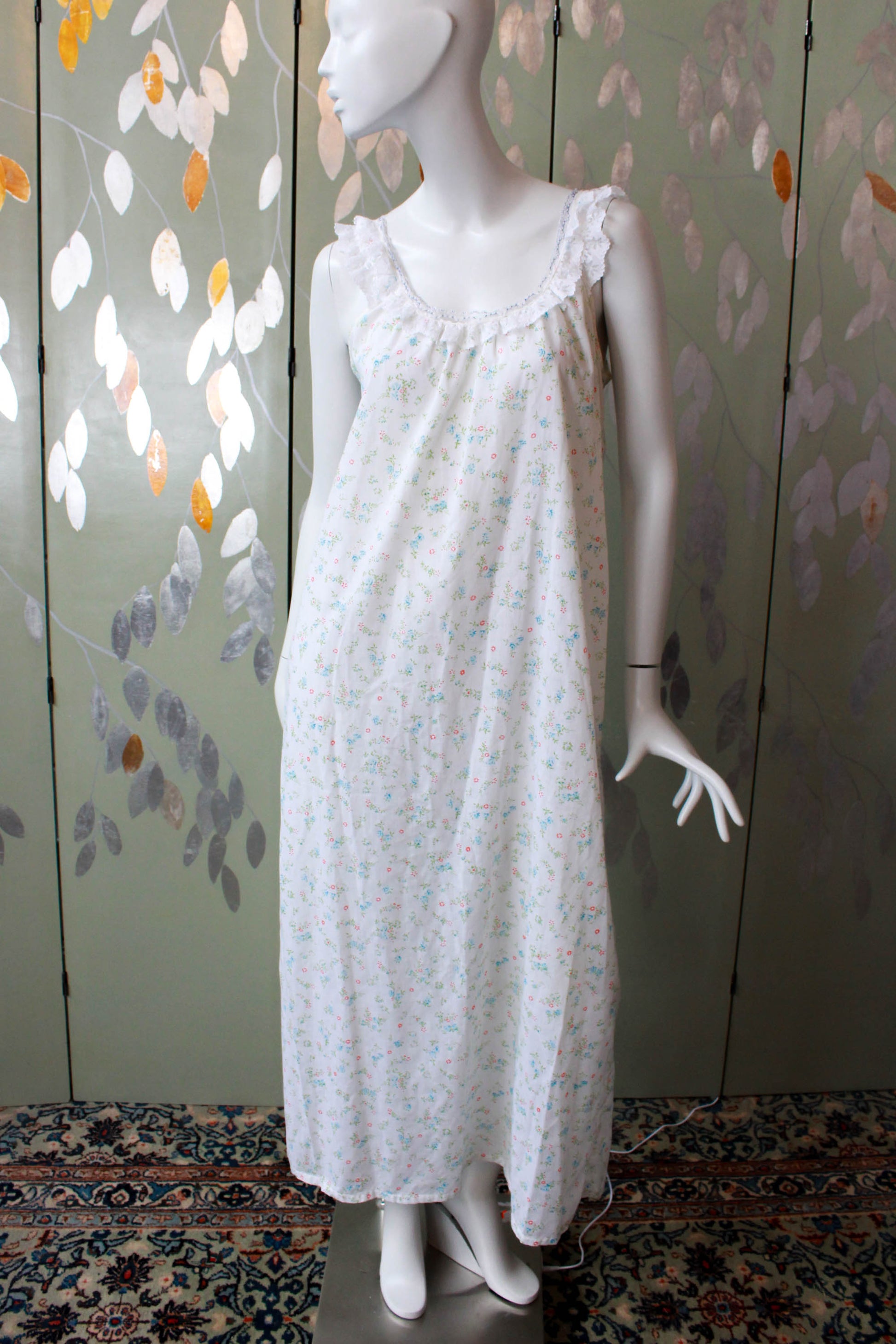1970s White Floral Print Maxi Night Gown, Lace Ruffle Neckline, M/L Ian Drummond Vintage 1970s White Floral Print Maxi Night Gown, Lace Ruffle Neckline, M/L Ian Drummond Vintage
