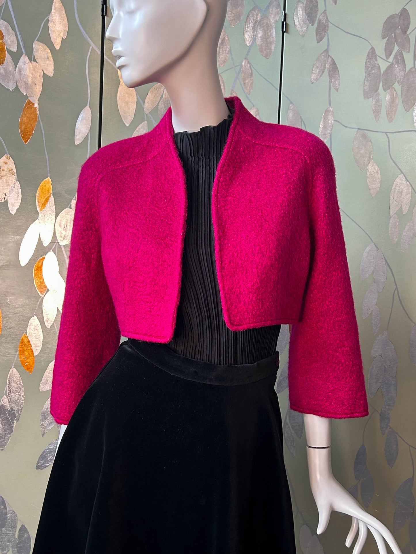 1980s 90s Thierry Mugler Fuchsia Wool Boucle Cropped Jacket with no collar