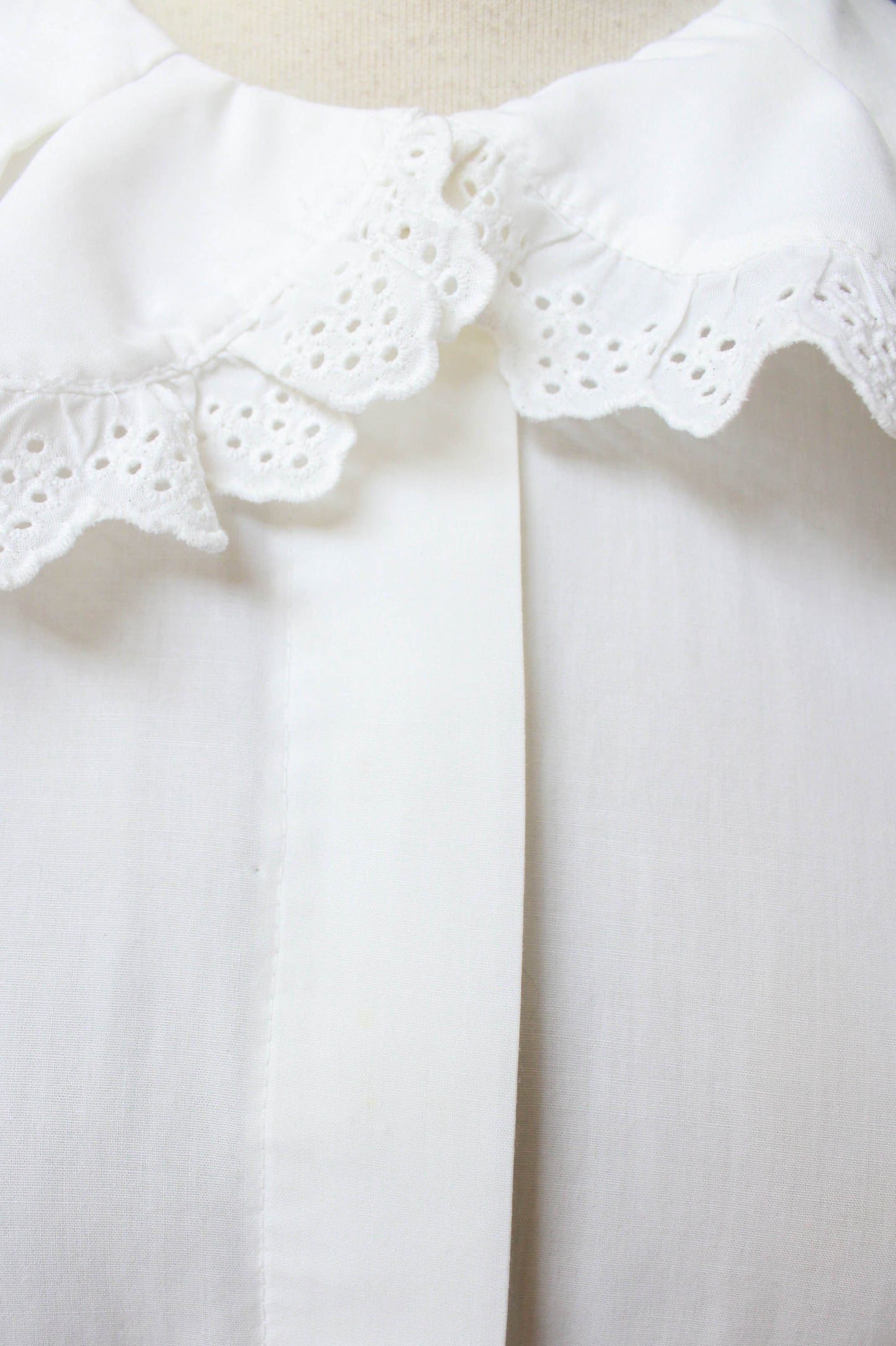 1980s large statement collar blouse with a peter pan rounded collar, trimmed in lace. white crisp cotton vintage blouse 