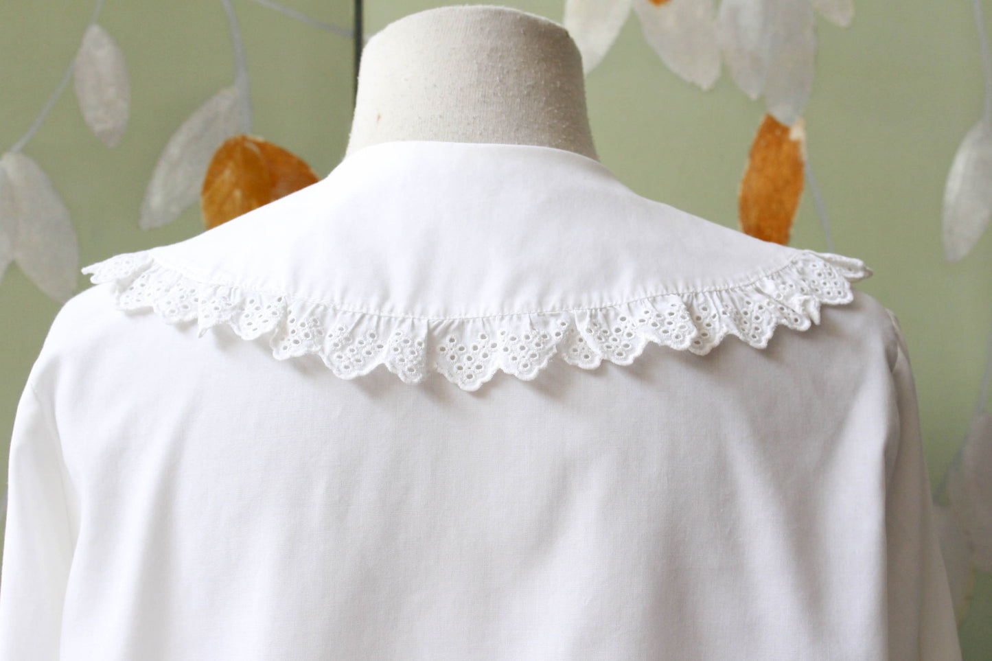 1980s large statement collar blouse with a peter pan rounded collar, trimmed in lace. white crisp cotton vintage blouse 