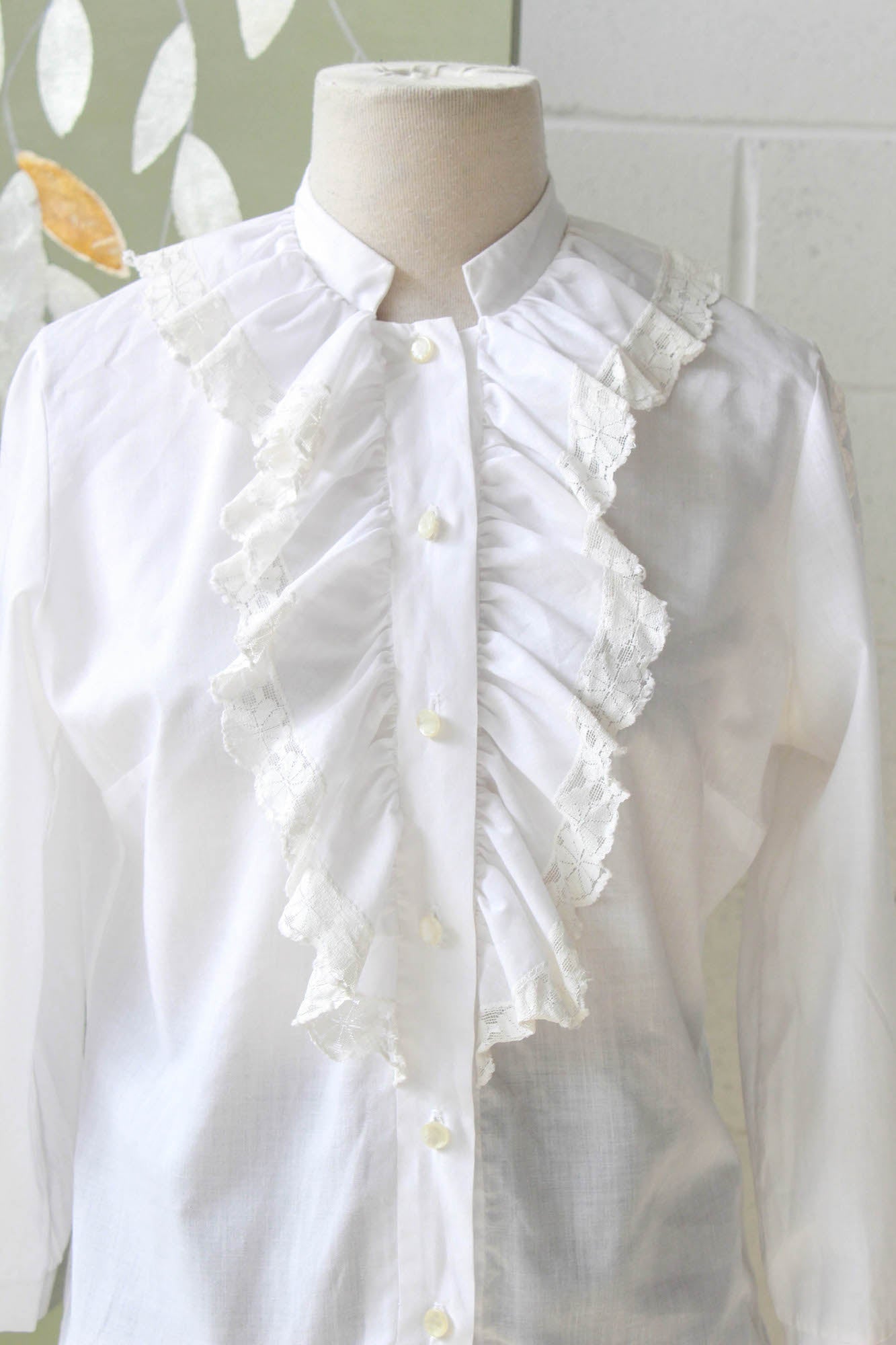 1960s /70s white cotton blouse with lace trimmed ruffle jabot collar, button up front, long sleeve vintage white blouse