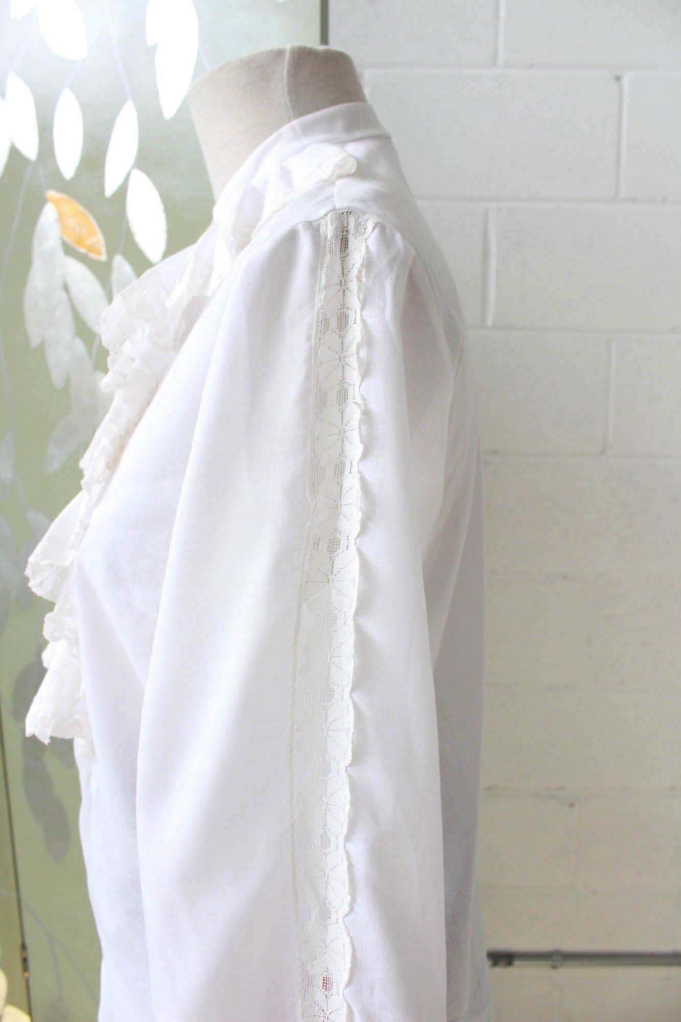 1960s /70s white cotton blouse with lace trimmed ruffle jabot collar, button up front, long sleeve vintage white blouse