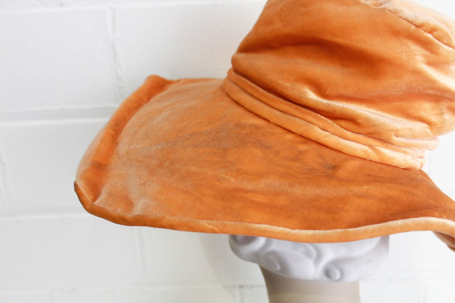 1920s Peach Silk Velvet Cloche Wide Brimmed Hat, 20.5 in.