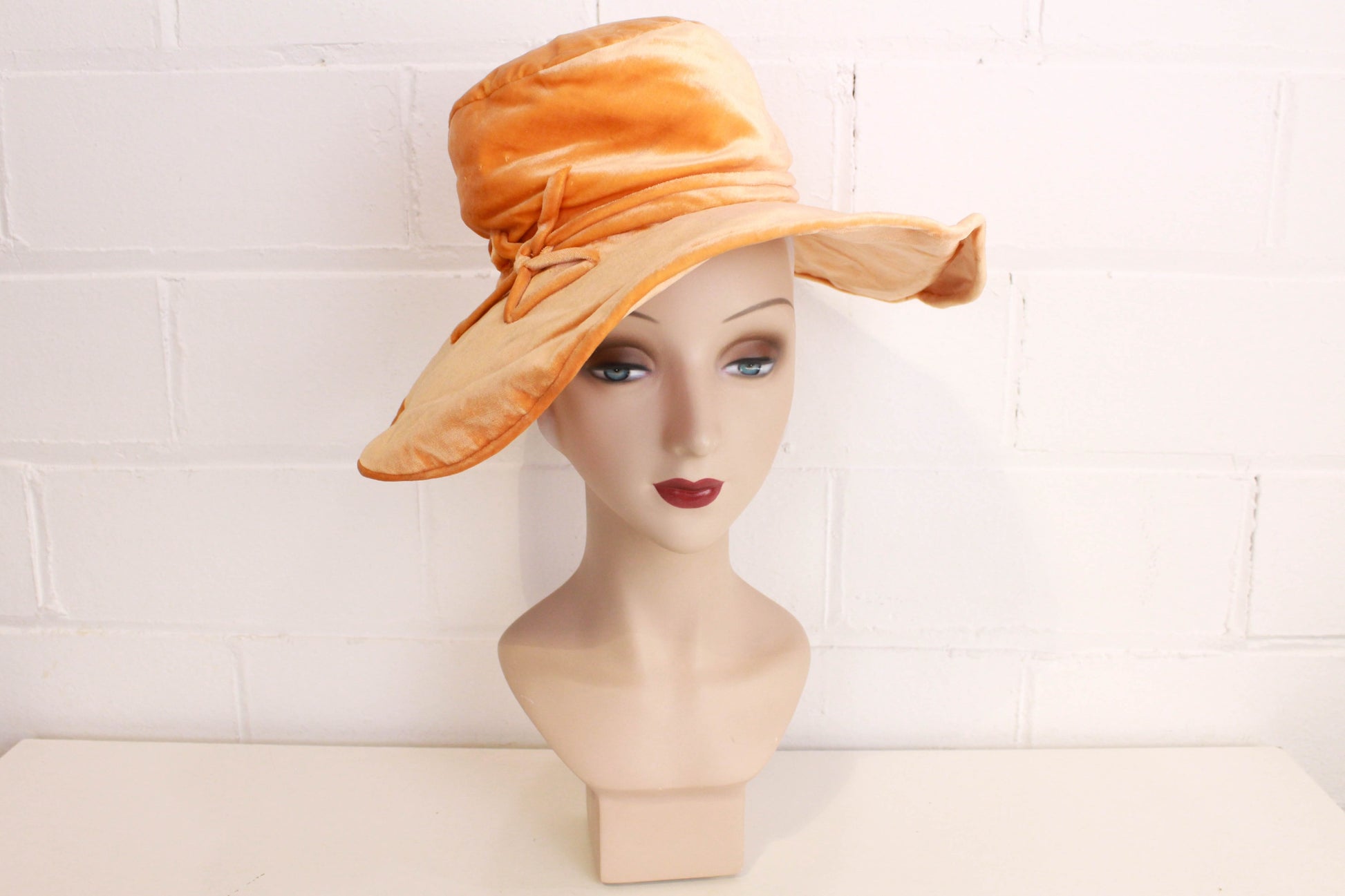 1920s Peach Silk Velvet Cloche Wide Brimmed Hat, 20.5 in.
