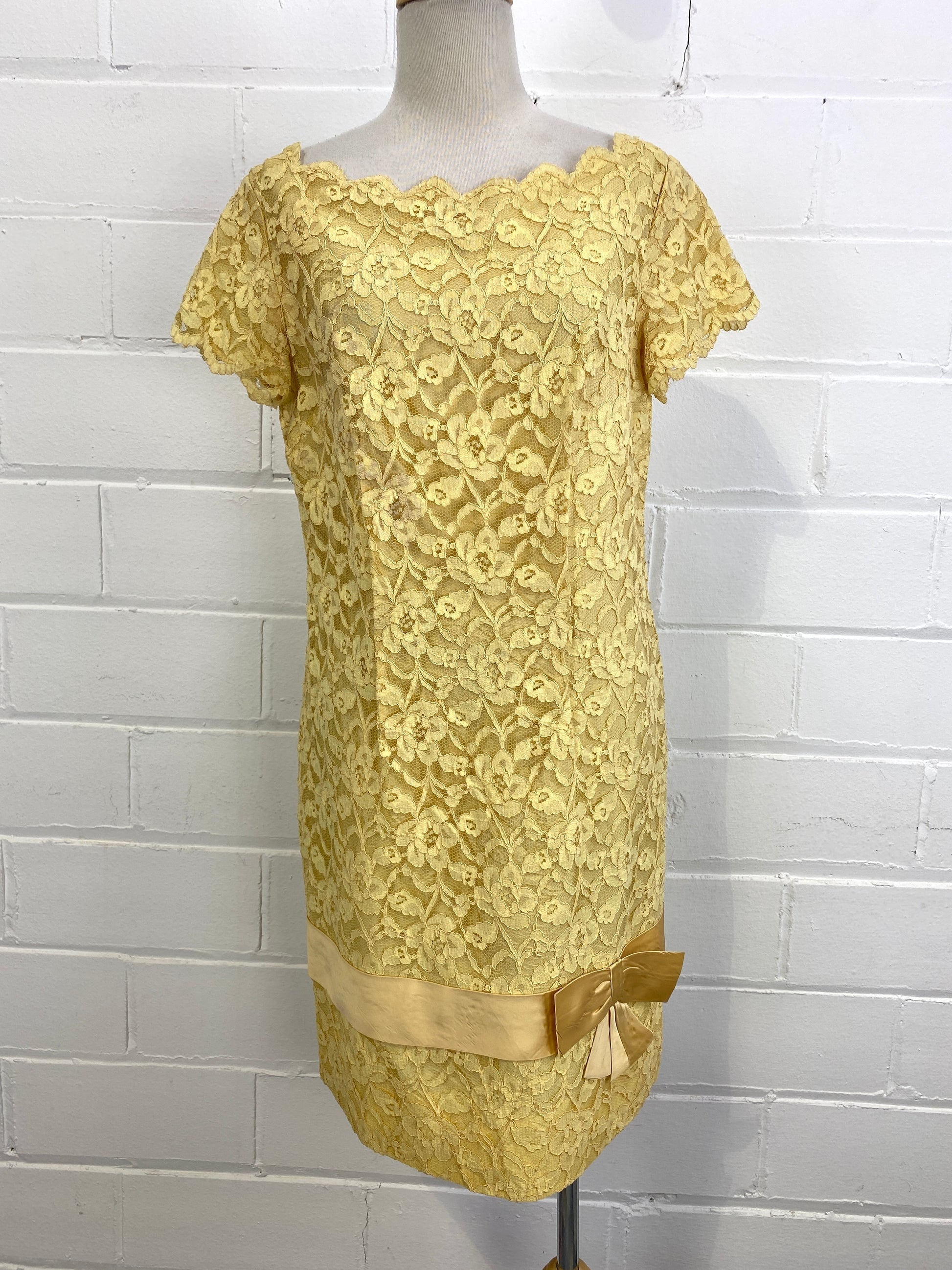 Vintage 1960s Yellow Lace Shift Dress with Bow, Large Vintage 1960s Yellow Lace Shift Dress with Bow, Large
