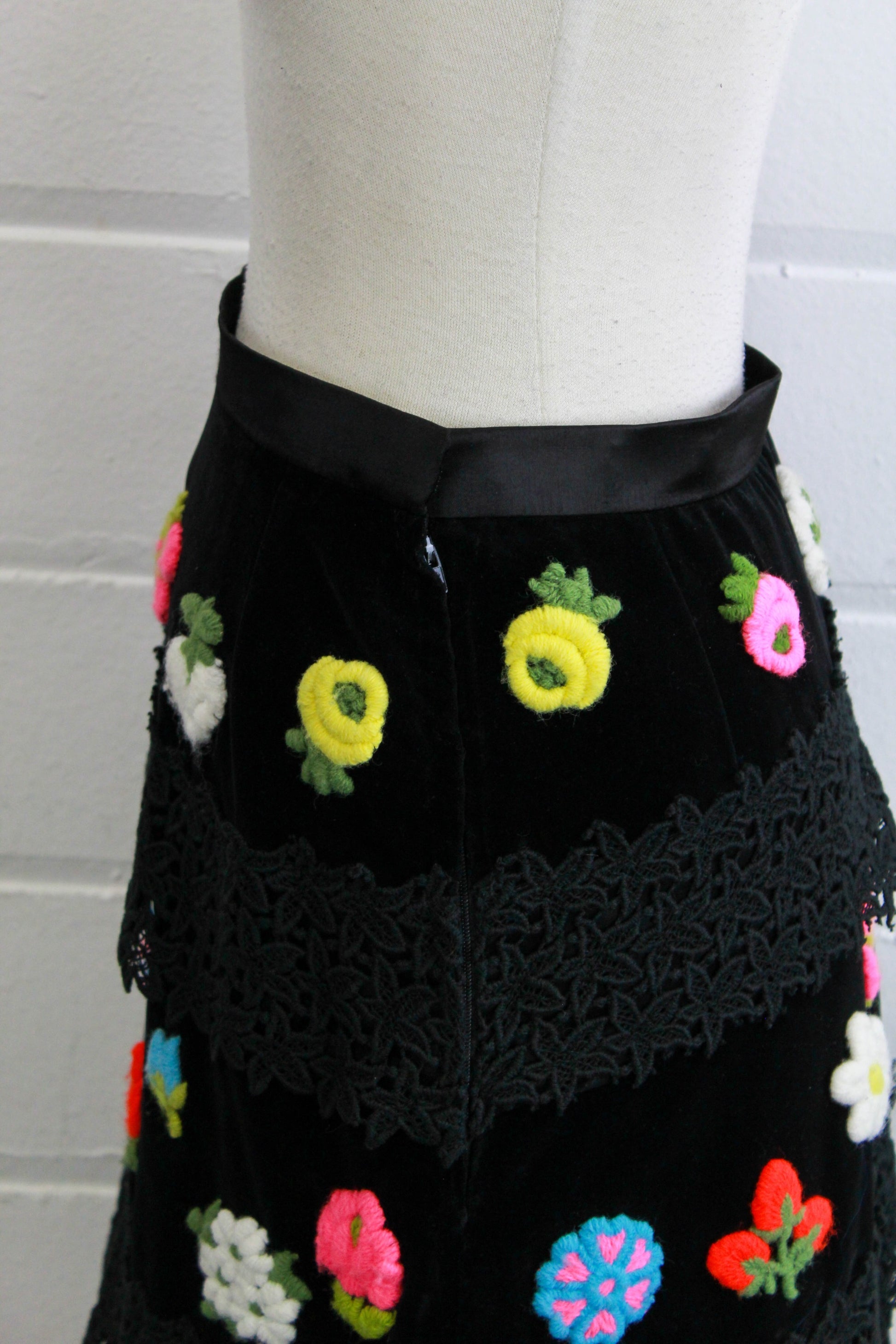 1970s floral applique maxi skirt black velvet with lace, side view zipper closure close up