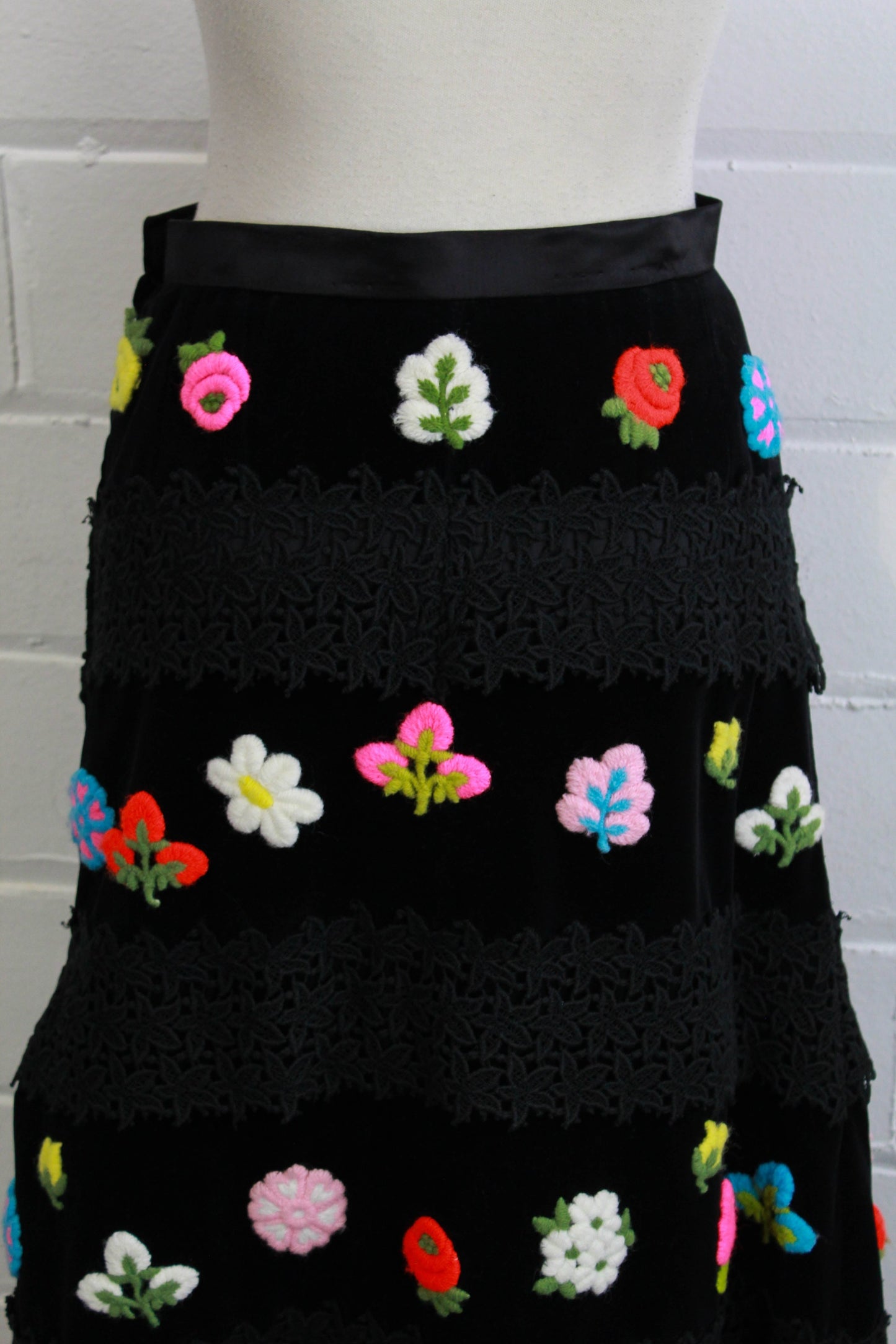 1970s floral applique maxi skirt black velvet with lace appliques close up