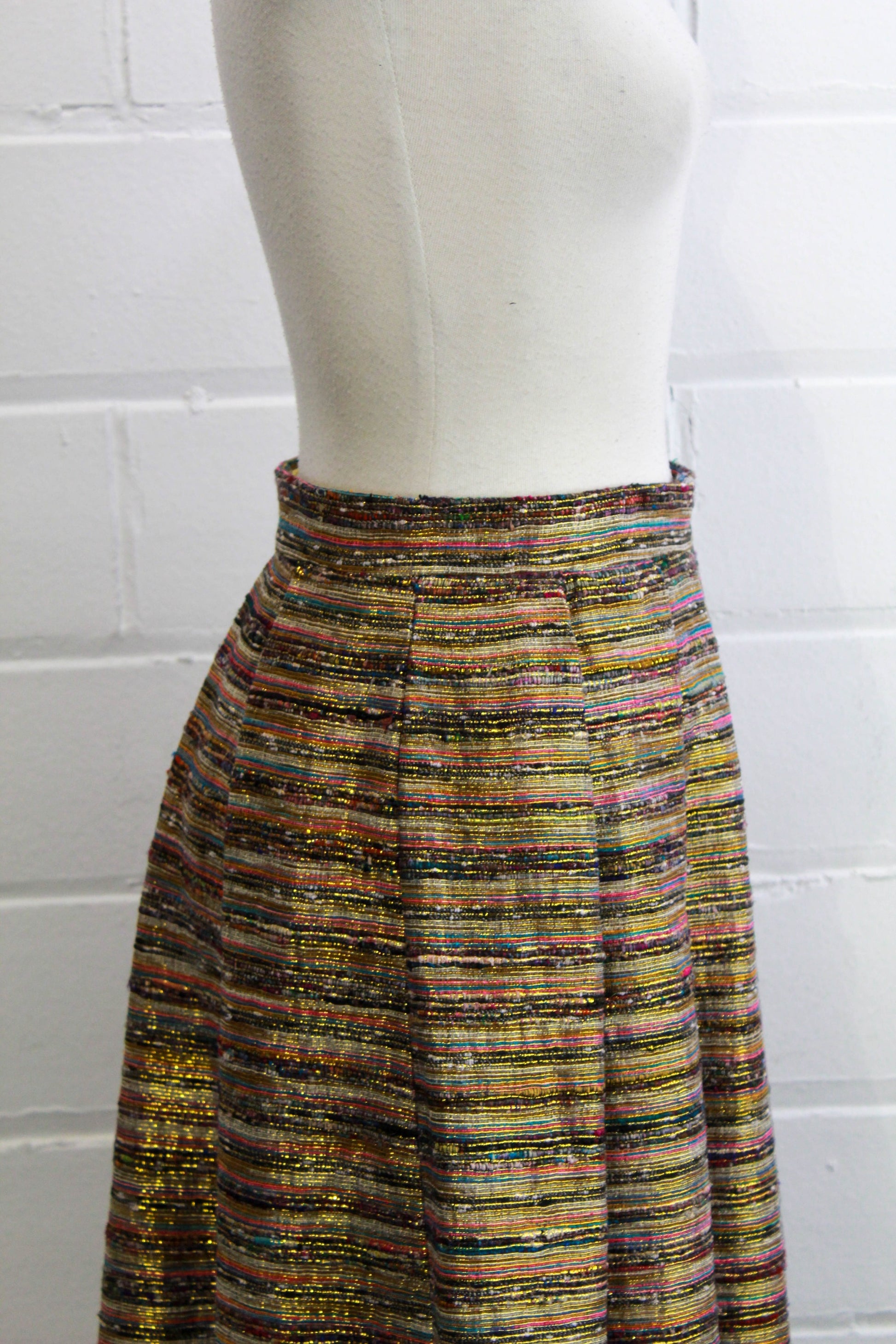 1970s metallic gold striped maxi skirt pleated waist, vintage holiday party side view close up