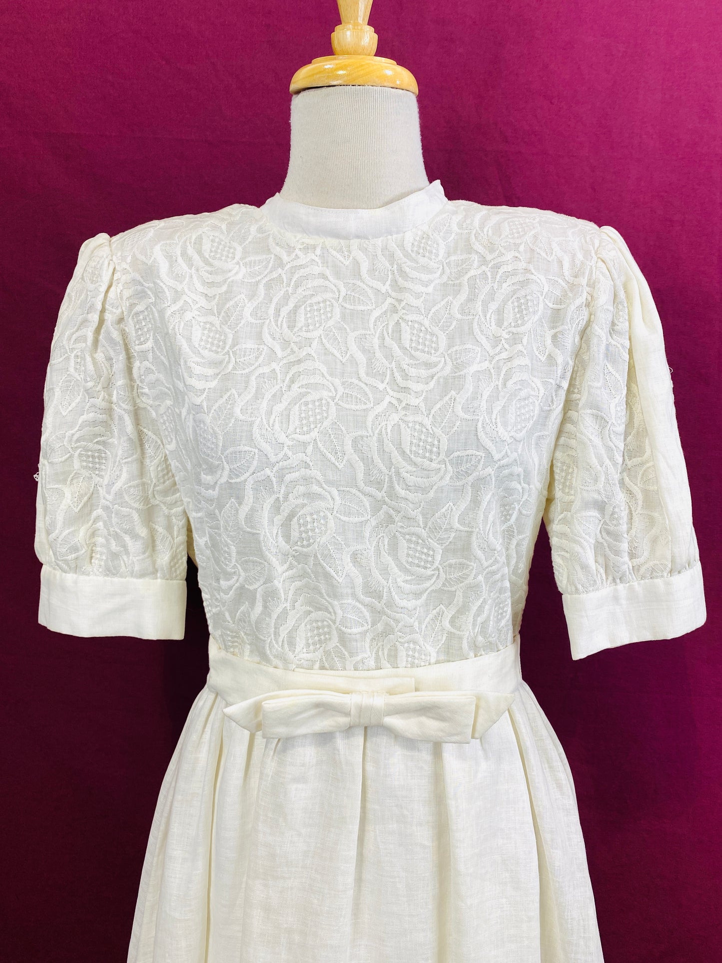 Vintage 1980s Albert Nipon White Linen Puff-Sleeve Embroidered Dress with Bow Belt, Small