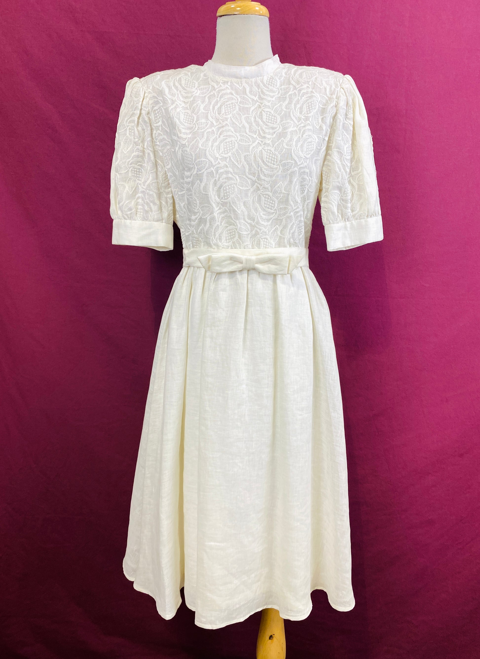 Vintage 1980s Albert Nipon White Linen Puff-Sleeve Embroidered Dress w Ian Drummond Vintage Vintage 1980s Albert Nipon White Linen Puff-Sleeve Embroidered Dress w Ian Drummond Vintage
