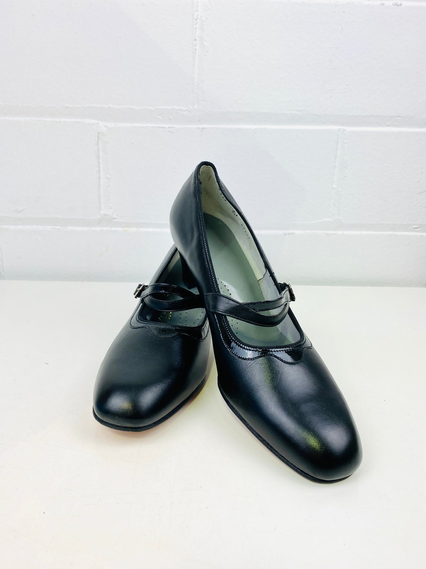 Vintage Deadstock Shoes, Women's 1980s Black Leather Mid-Heel Pumps, NOS, 8292