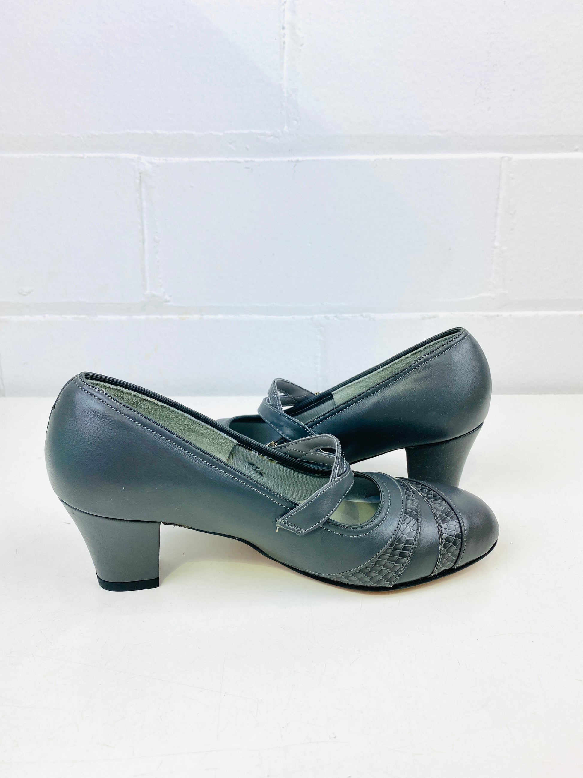 Vintage Deadstock Shoes, Women's 1980s Grey Leather Mid-Heel Pumps, NOS, 8485
