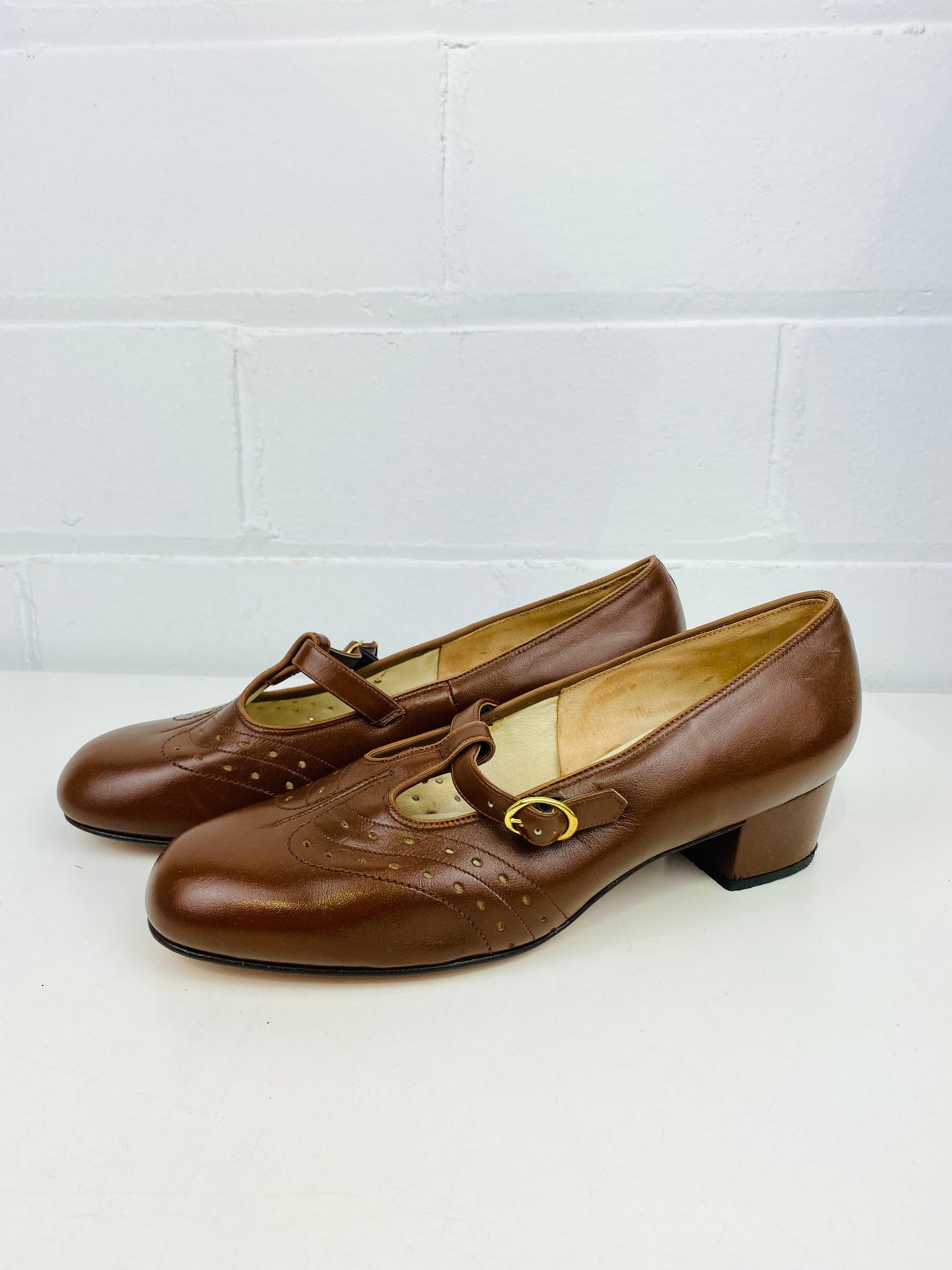 Vintage Deadstock Shoes, Women's 1980s Brown Leather Mid-Heel T-Strap Pumps, NOS, 7782