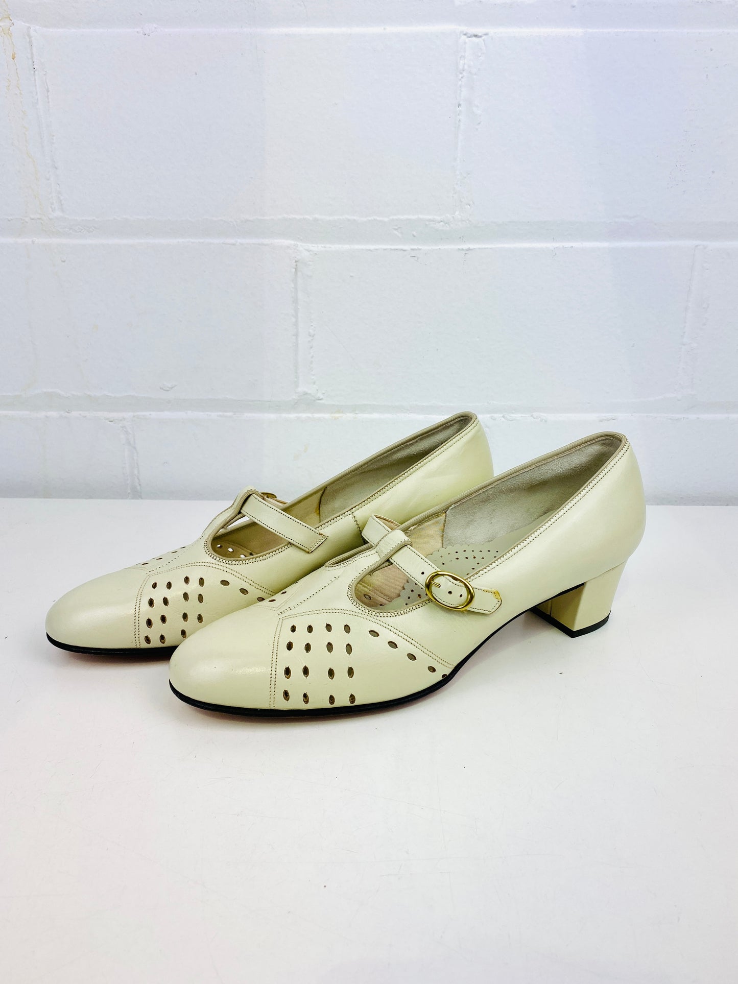 Vintage Deadstock Shoes, Women's 1980s Beige Leather Cuban Heel T-Strap Pumps, NOS, 7869