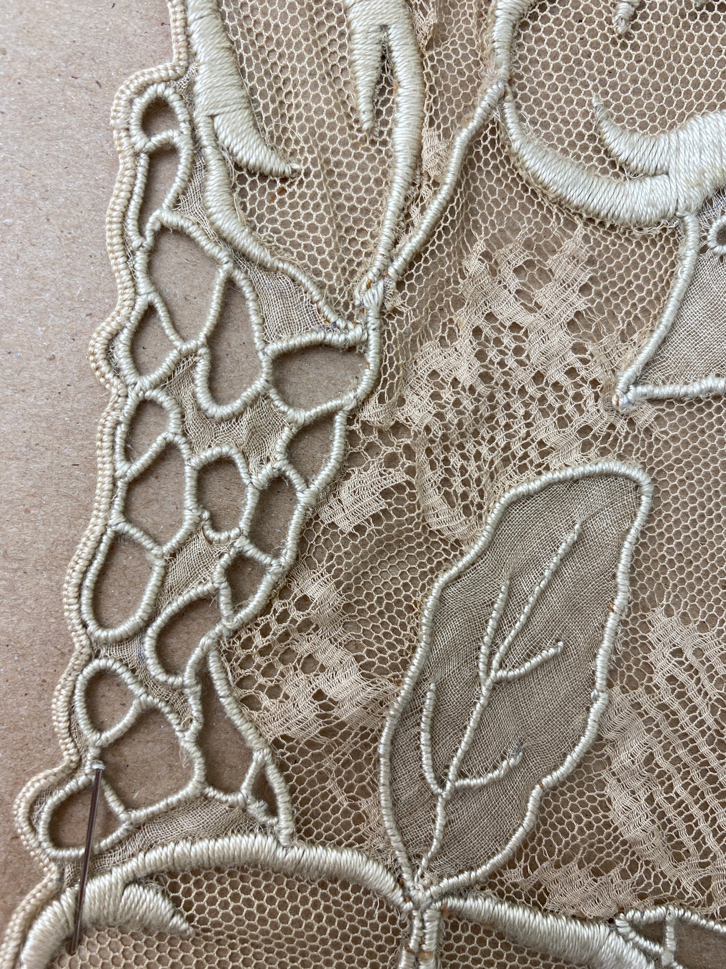 Antique Edwardian Beige Embroidered Tulle Lace Collar