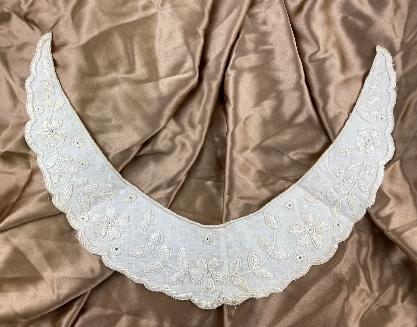 Antique Edwardian Cream Cotton Floral Embroidered Collar With Scalloped Edges