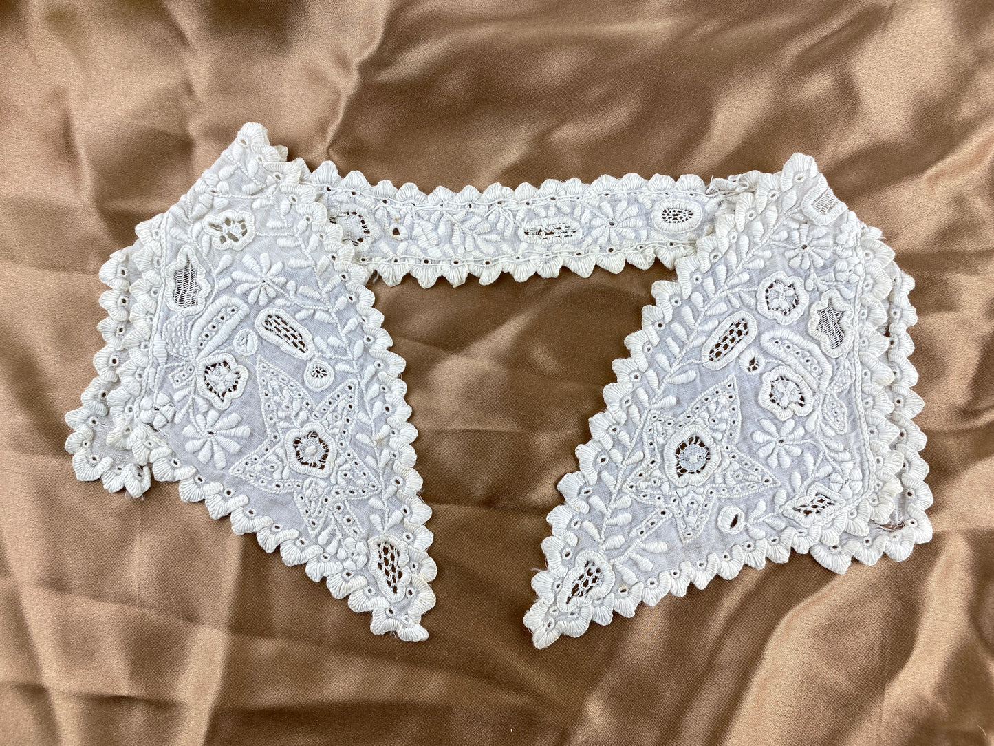 Antique Edwardian White Cotton Floral Embroidered Collar With Scalloped Edges