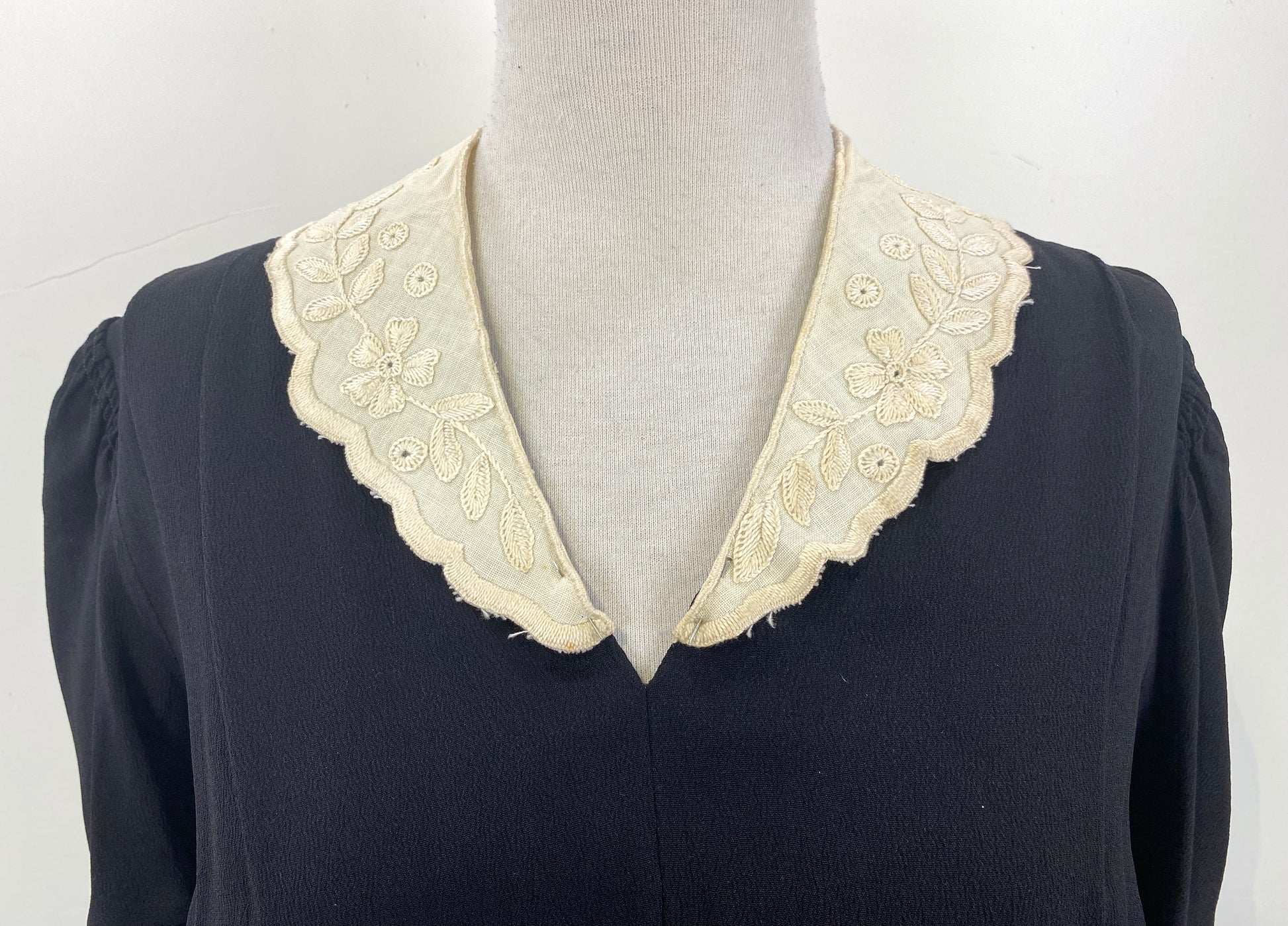 Antique Edwardian Cream Cotton Floral Embroidered Collar With Scalloped Edges