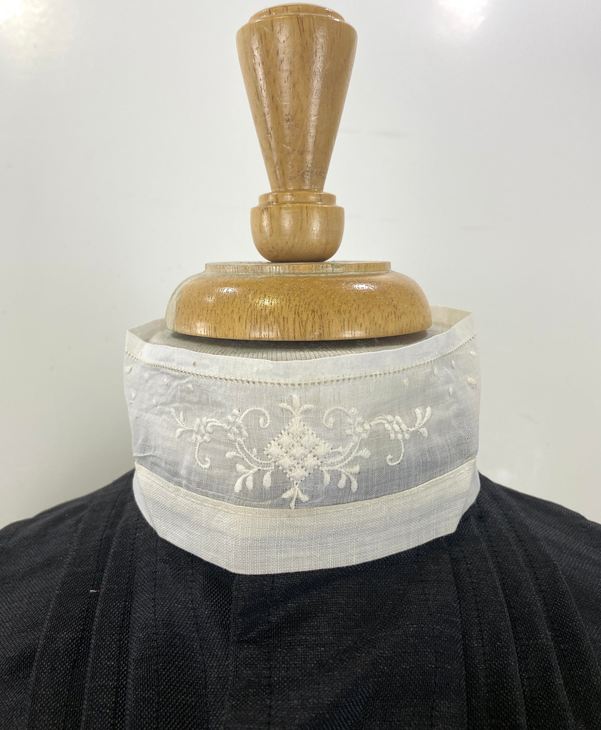 Antique Edwardian White Cotton Embroidered Stand Collar & Matching Cuffs Set