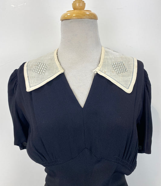Antique 1910s White/ Blue Embroidered Linen Collar & Matching Cuffs Set