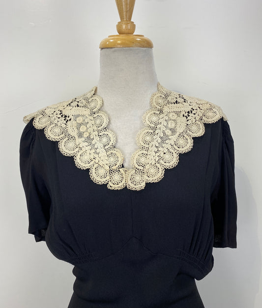 Antique Edwardian Cream Crochet Lace Collar Pieces