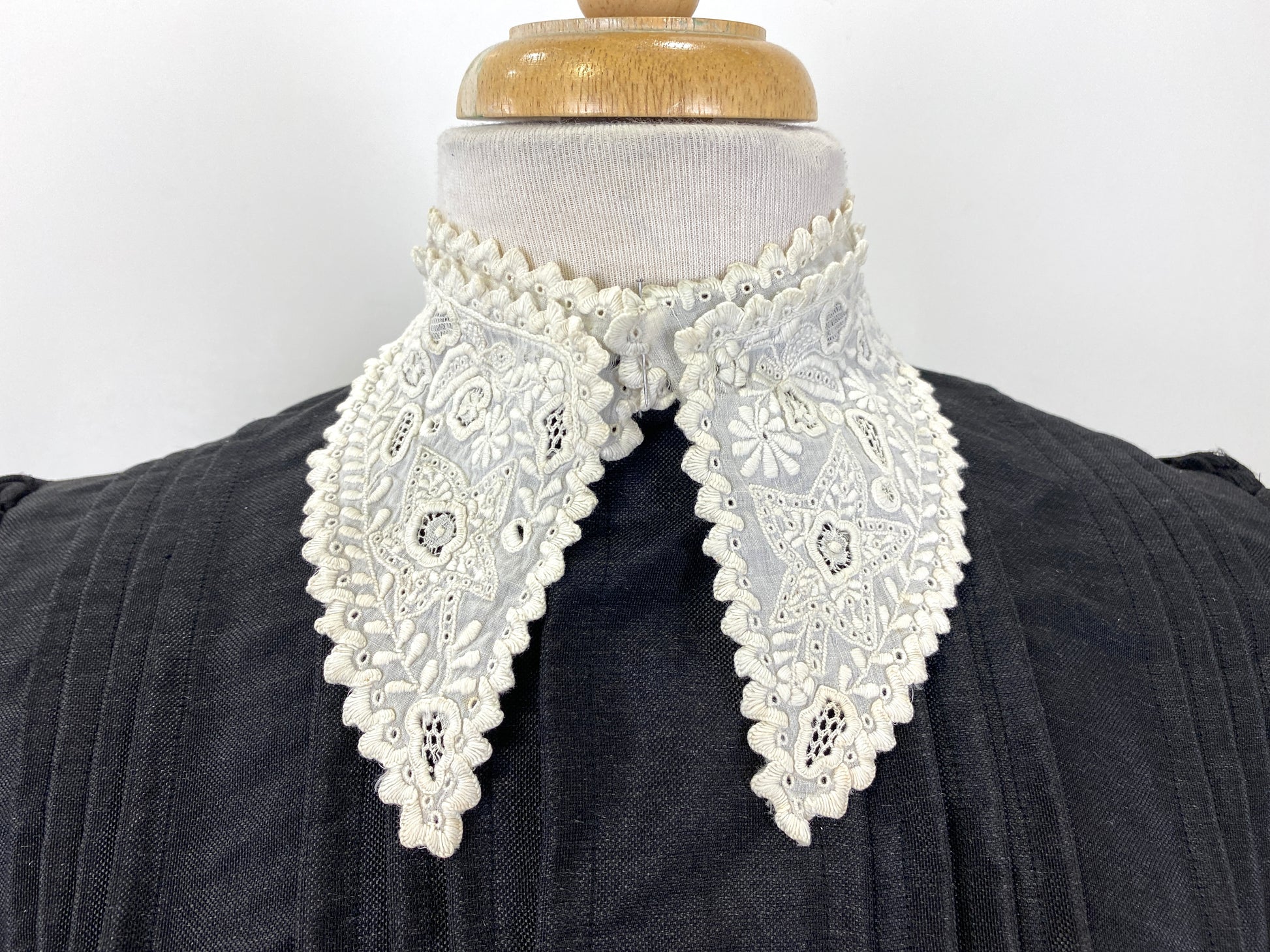 Antique Edwardian White Cotton Floral Embroidered Collar With Scalloped Edges