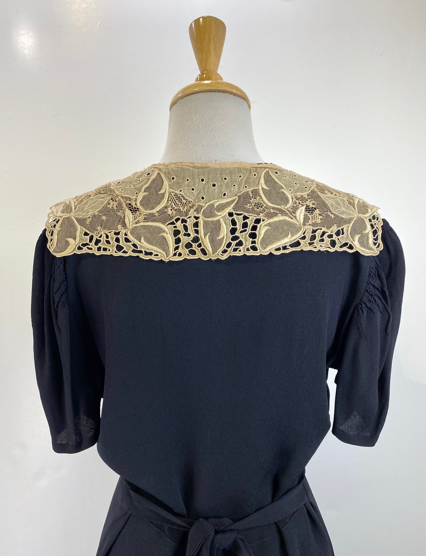 Antique Edwardian Beige Embroidered Tulle Lace Collar