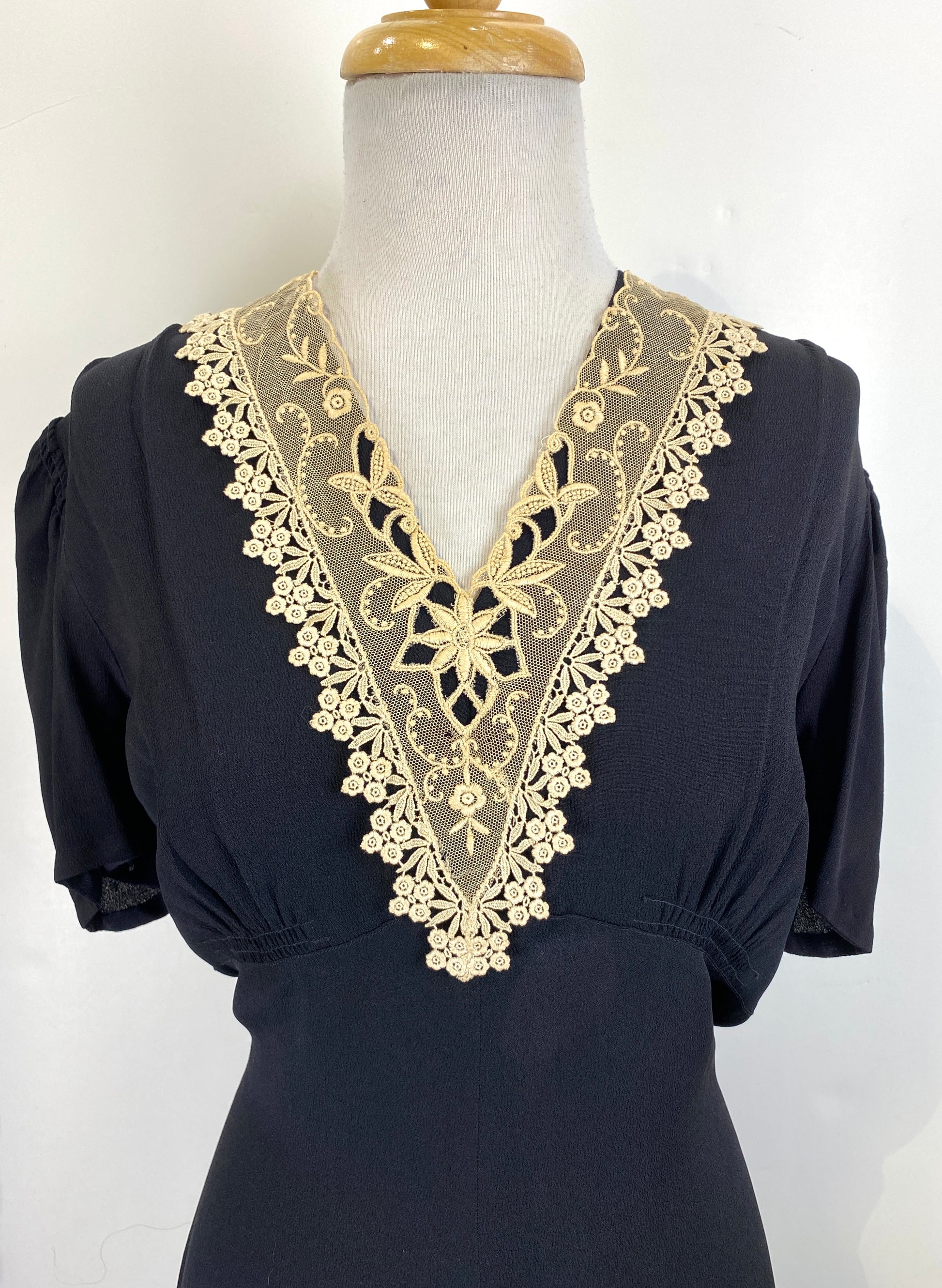 Vintage 1930s Beige Embroidered Tulle Collar 