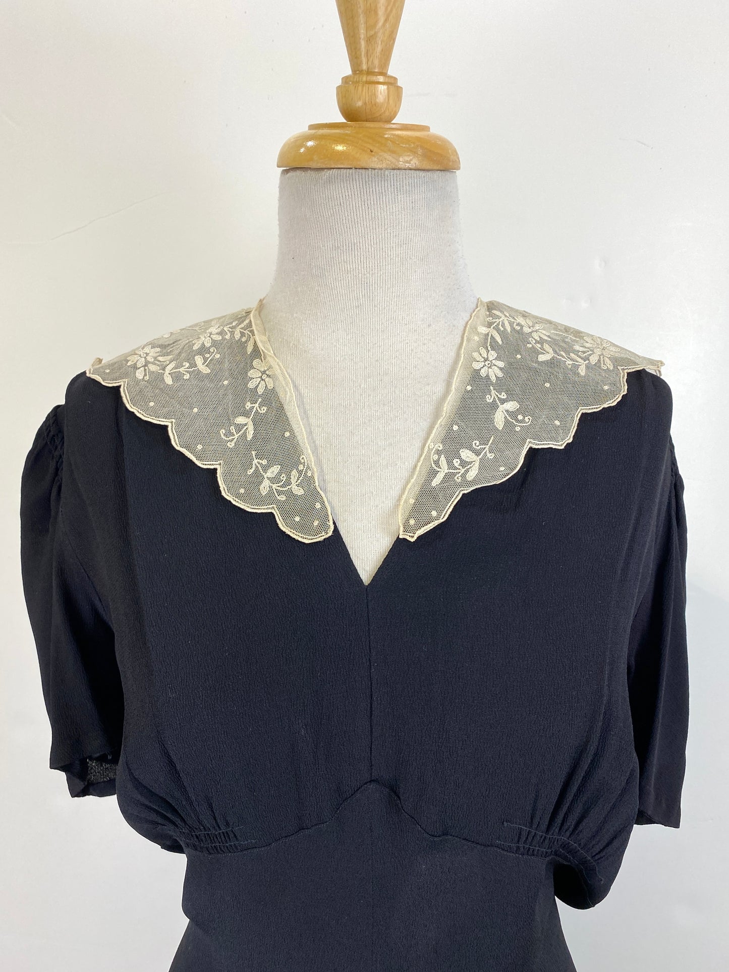 Vintage 1930s Cream Embroidered Tulle Collar
