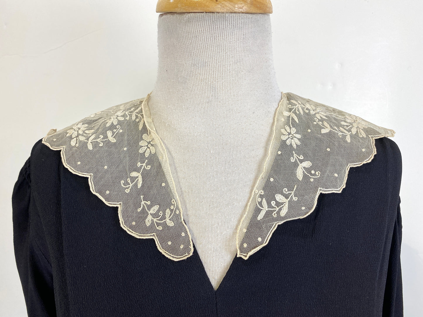 Vintage 1930s Cream Embroidered Tulle Collar