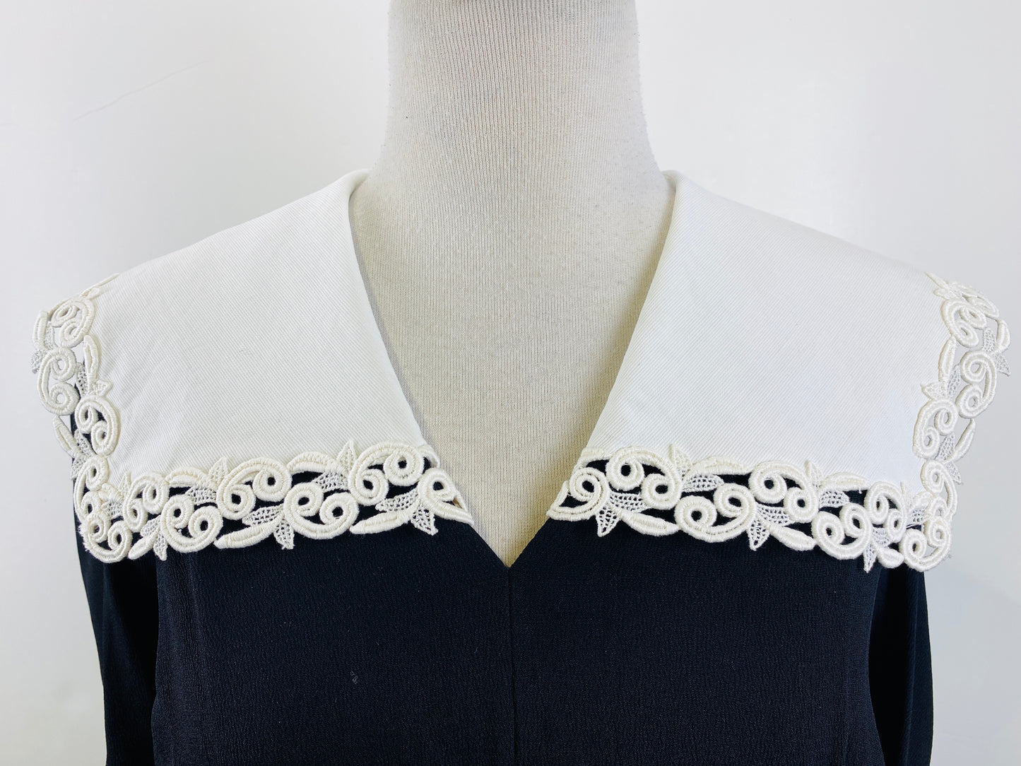 Vintage 1950s White Guipure Cotton Collar & Matching Cuffs Set, Triples