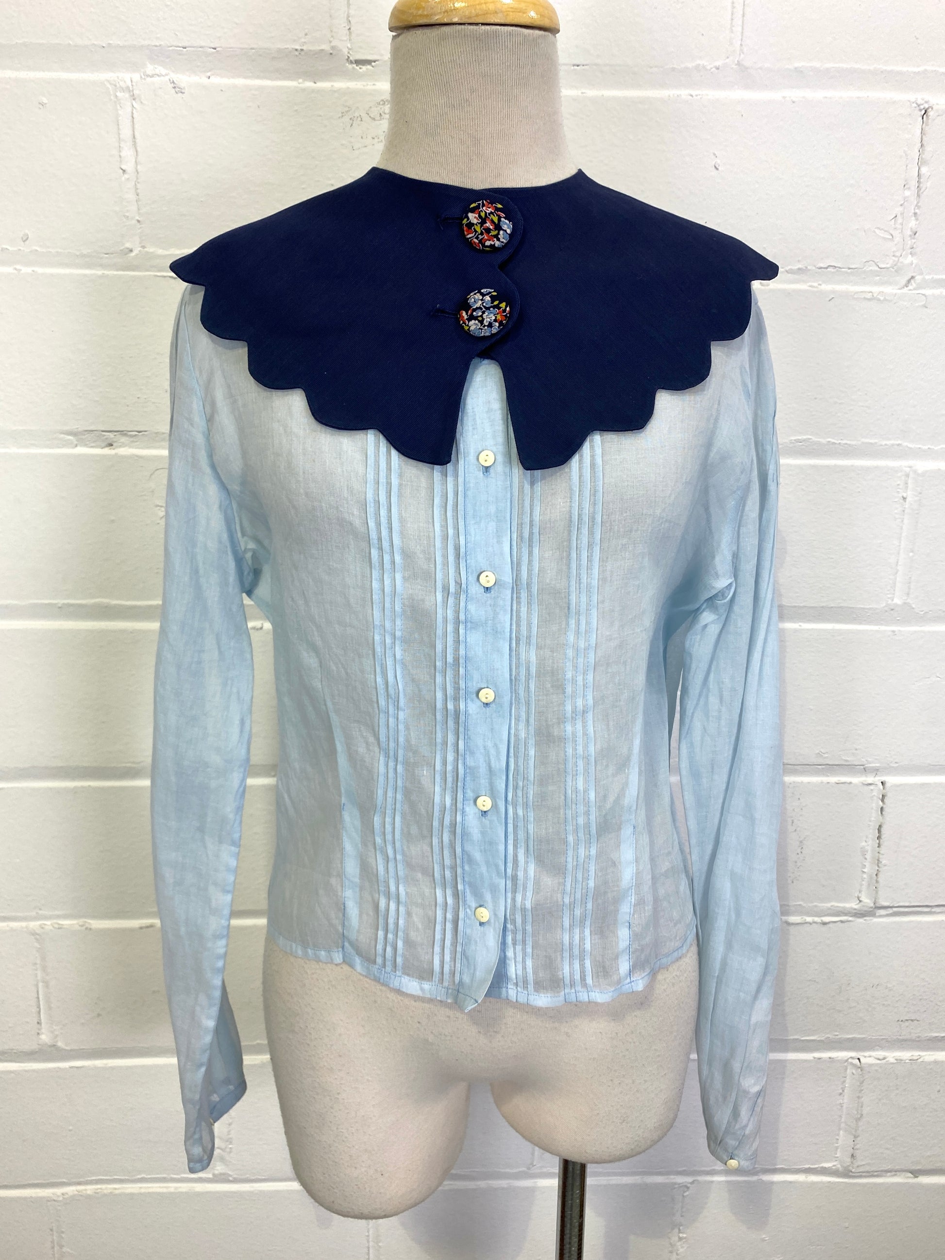 Vintage 1930s Blue Scallop Edge Collar with Floral Buttons 