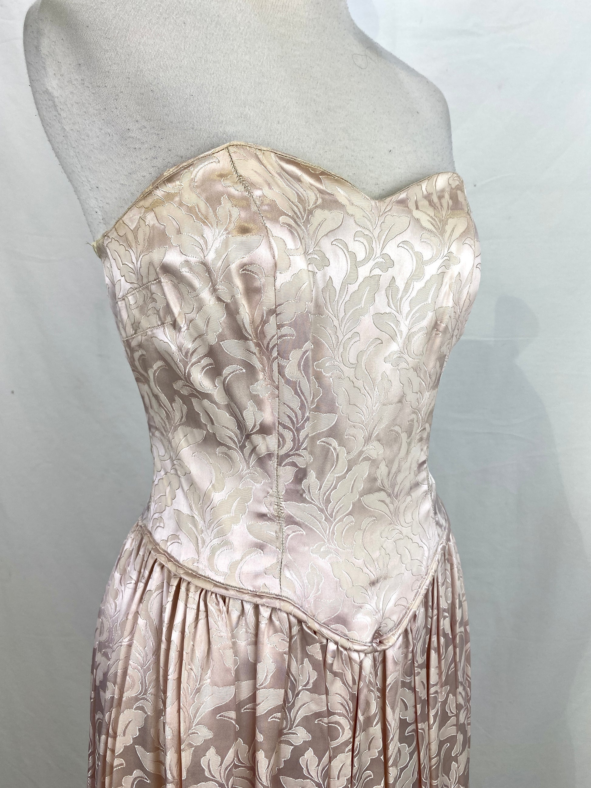 3/4 view of bodice on 50s sweetheart gown. Ian Drummond Vintage. 