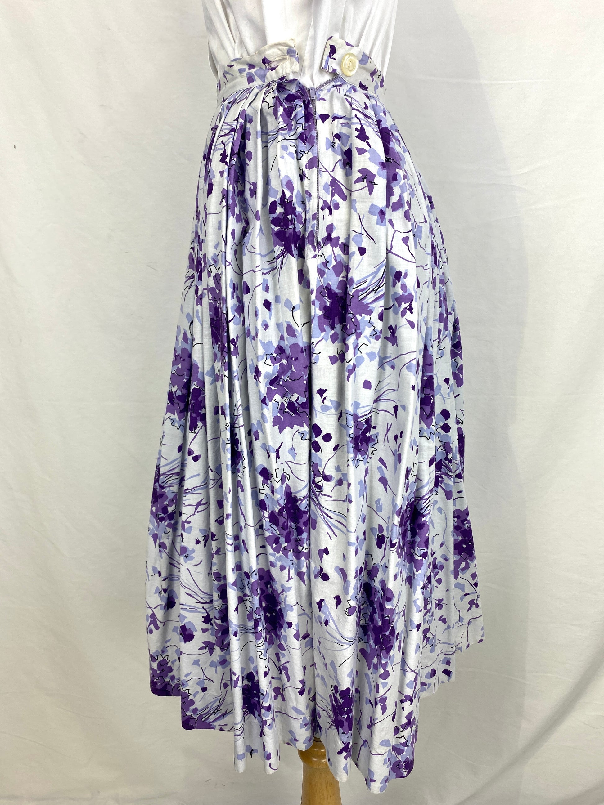 Left side view of purple and white printed 50s skirt. Zip and button opening. Ian Drummond Vintage.