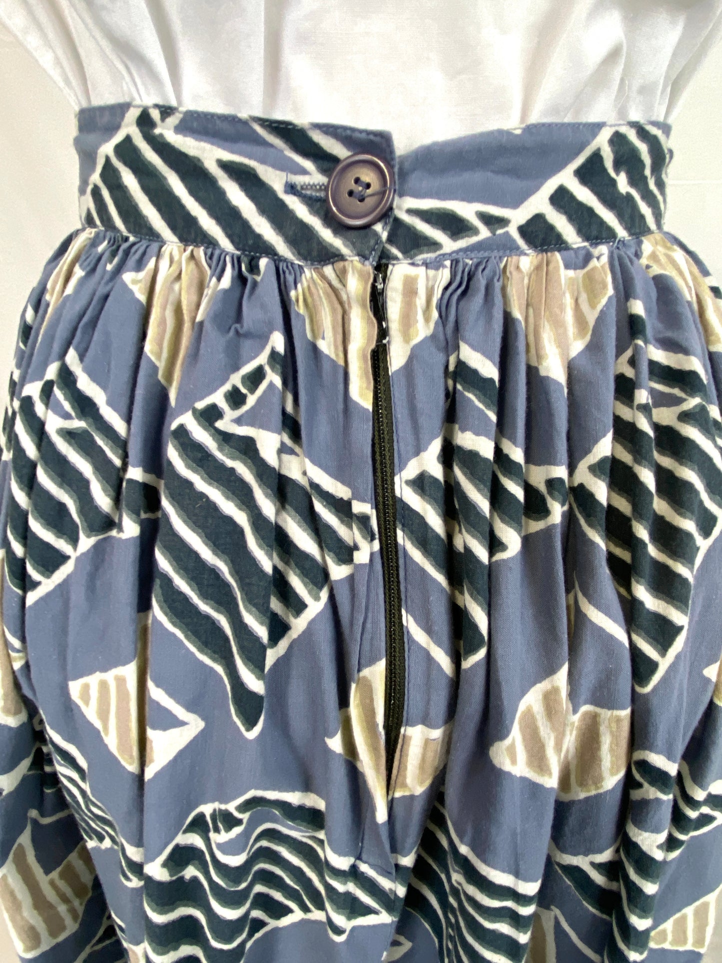 Zipper and button closure on 80s cotton skirt. Ian Drummond Vintage. 